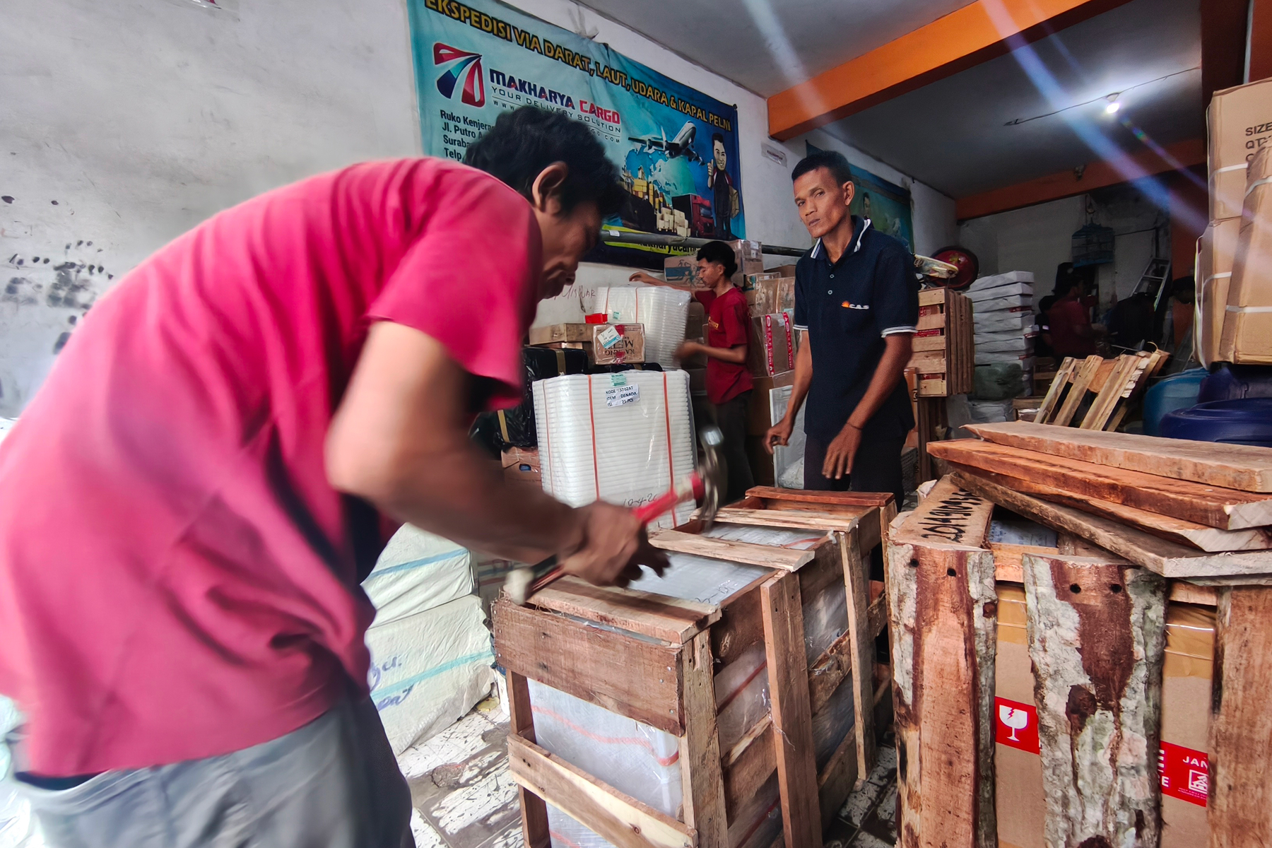 Proses Pengiriman Barang dari Bandung ke Lasusua  Memahami alur pengiriman sangat penting sebelum menggunakan Jasa Pengiriman Barang Bandung Lasusua, terutama untuk memastikan setiap tahap berjalan lancar dan sesuai prosedur. Untuk rute dari Bandung menuju Lasusua, proses pengiriman umumnya melibatkan beberapa tahapan yang terstruktur, mulai dari penjemputan hingga barang diterima oleh penerima.  Tahap pertama adalah proses penjemputan barang atau pickup. Dalam layanan Jasa Pengiriman Barang Bandung Lasusua, pelanggan dapat memilih opsi penjemputan langsung ke lokasi. Hal ini sangat memudahkan, terutama bagi pelanggan yang memiliki barang dalam jumlah besar atau tidak memiliki akses transportasi untuk mengantarkan barang ke gudang ekspedisi.  Setelah barang dijemput, proses selanjutnya adalah pengecekan dan packing. Pada tahap ini, barang akan diperiksa untuk memastikan kondisi dan kelayakan pengiriman. Jika diperlukan, penyedia layanan akan menawarkan packing tambahan untuk meningkatkan keamanan. Penggunaan layanan Cargo Bandung Lasusua pada tahap ini sangat membantu, terutama untuk barang besar atau berat yang membutuhkan penanganan khusus.  Tahap berikutnya adalah pengiriman utama, yaitu proses distribusi dari Bandung menuju pelabuhan, kemudian dilanjutkan melalui jalur laut menuju Sulawesi. Dalam sistem Cargo Bandung Lasusua, barang biasanya digabungkan dengan kiriman lain untuk efisiensi biaya. Setelah tiba di pelabuhan tujuan, barang akan diproses untuk tahap distribusi akhir menuju alamat penerima.  Selanjutnya adalah proses pengantaran atau delivery. Pada tahap ini, layanan Ekspedisi Bandung Lasusua akan mengirimkan barang langsung ke alamat tujuan (door to door) atau ke titik tertentu sesuai kesepakatan. Dengan sistem distribusi yang terorganisir, proses ini dapat berjalan dengan lebih cepat dan efisien. Tidak hanya itu, layanan Ekspedisi Bandung Lasusua juga biasanya menyediakan informasi tracking untuk memastikan transparansi selama proses pengiriman.  Dengan memahami setiap tahapan dalam Jasa Pengiriman Barang Bandung Lasusua, Anda dapat mempersiapkan pengiriman dengan lebih baik. Proses yang jelas dan terstruktur akan membantu memastikan barang sampai dengan aman, tepat waktu, dan sesuai dengan harapan.