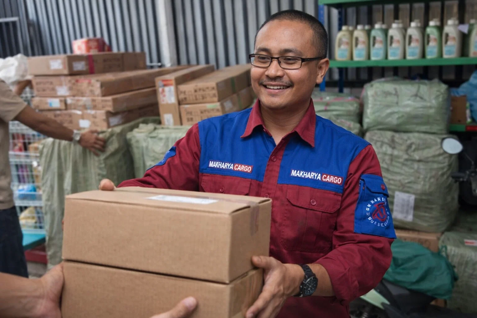 Layanan jemput barang untuk pengiriman antar pulau