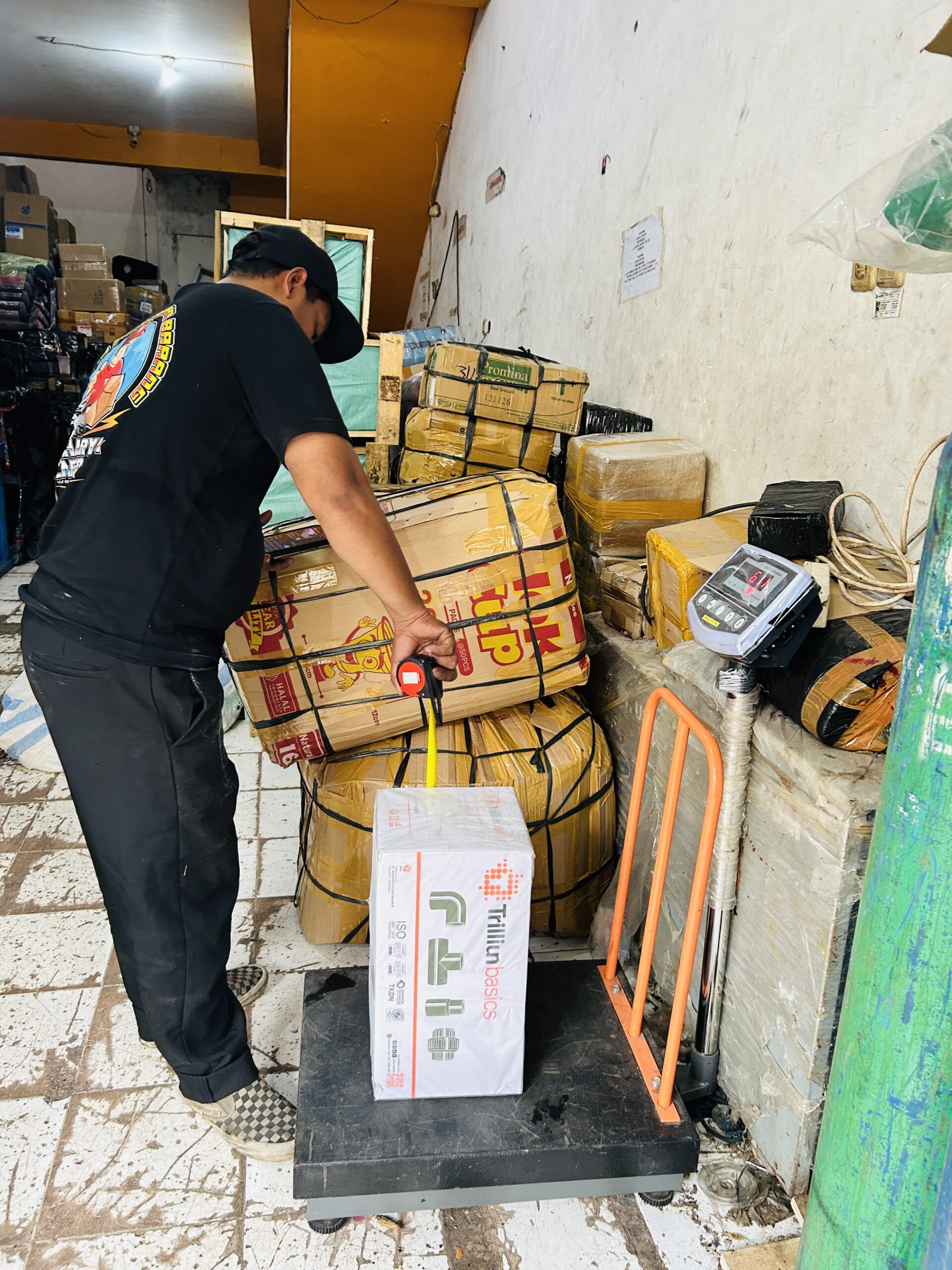 Biaya ekspedisi Surabaya Makassar murah dan terpercaya, layanan cargo darat, laut, hingga trucking oleh Makharya Cargo dengan armada lengkap dan pelayanan profesional