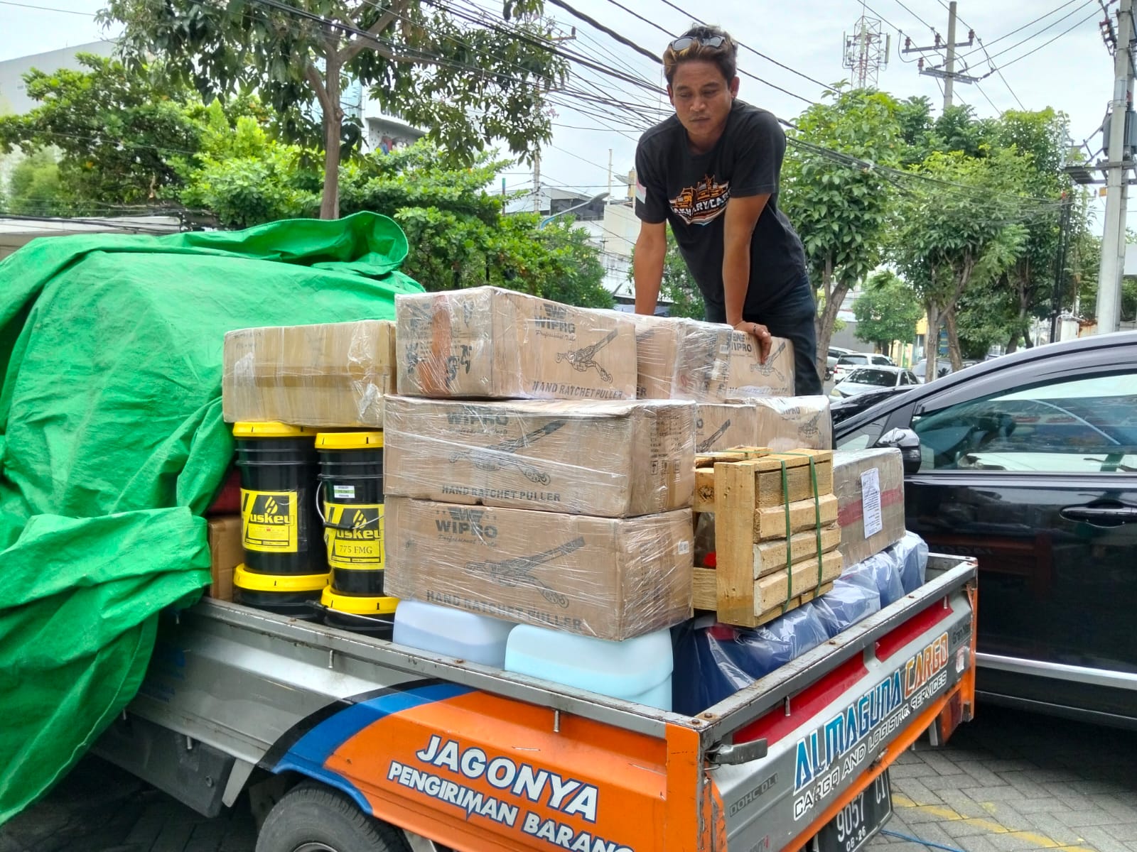 Armada truk Makharya Cargo di gudang Surabaya sebelum berangkat mengirim barang ke Makassar – layanan door-to-door