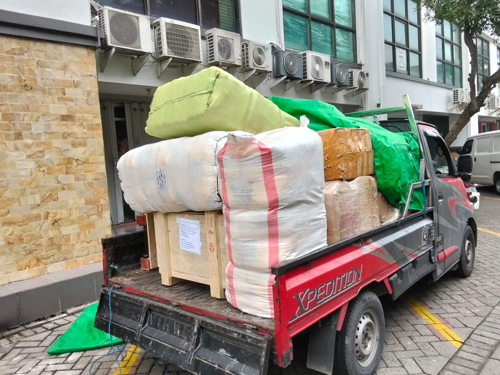 proses pengangkatan barang berat ekspedisi Surabaya Makassar terbaik