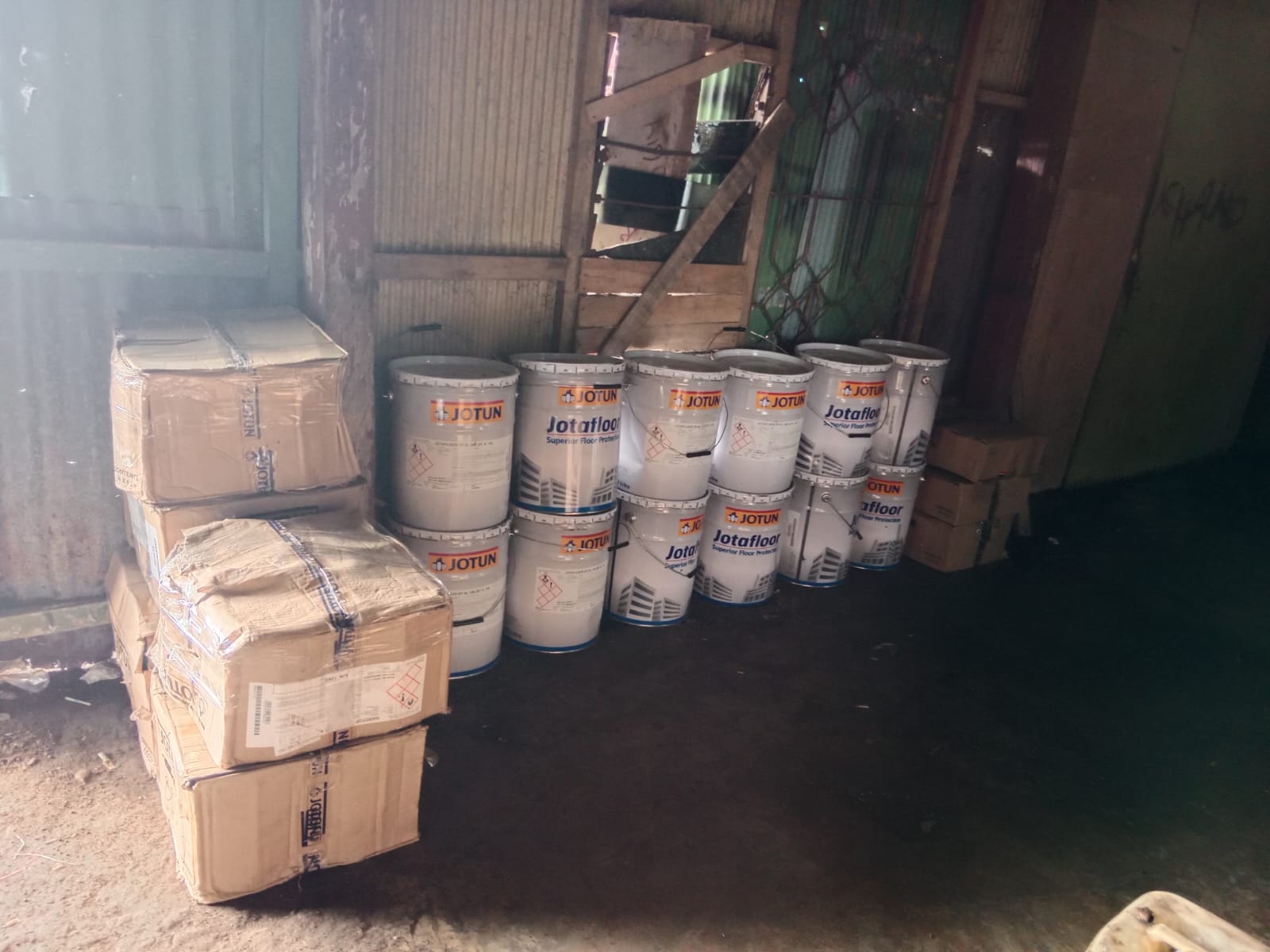 Butuh jasa cargo darat Surabaya Makassar yang aman dan cepat? Makharya Cargo menyediakan layanan pickup gratis, packing profesional, dan tracking real-time. Kirim barang besar maupun kecil dengan tarif mulai Rp4.000/kg, sampai tujuan tepat waktu dan terpercaya.