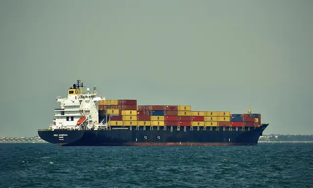 proses bongkar muat kontainer cargo laut ekspedisi surabaya samarinda