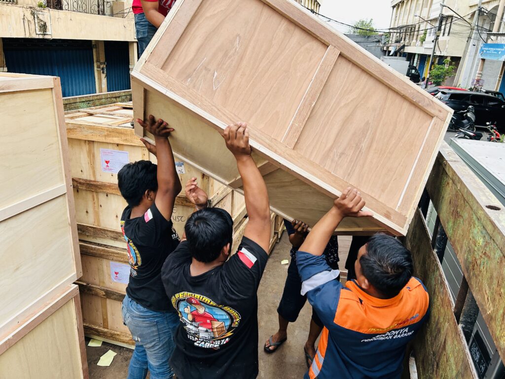proses pengangkatan barang berat ekspedisi Surabaya Makassar terbaik