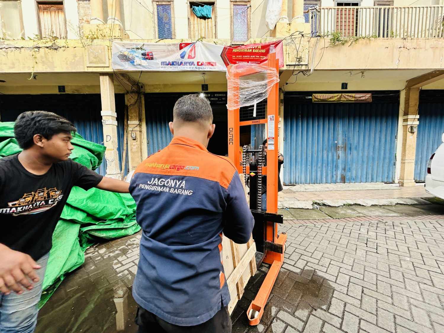 Proses bongkar muat cargo murah surabaya pontianak di pelabuhan