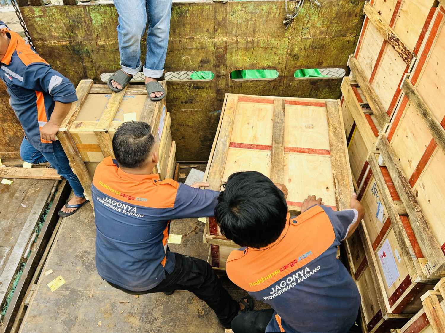 Aktivitas distribusi cargo makassar murah di pelabuhan