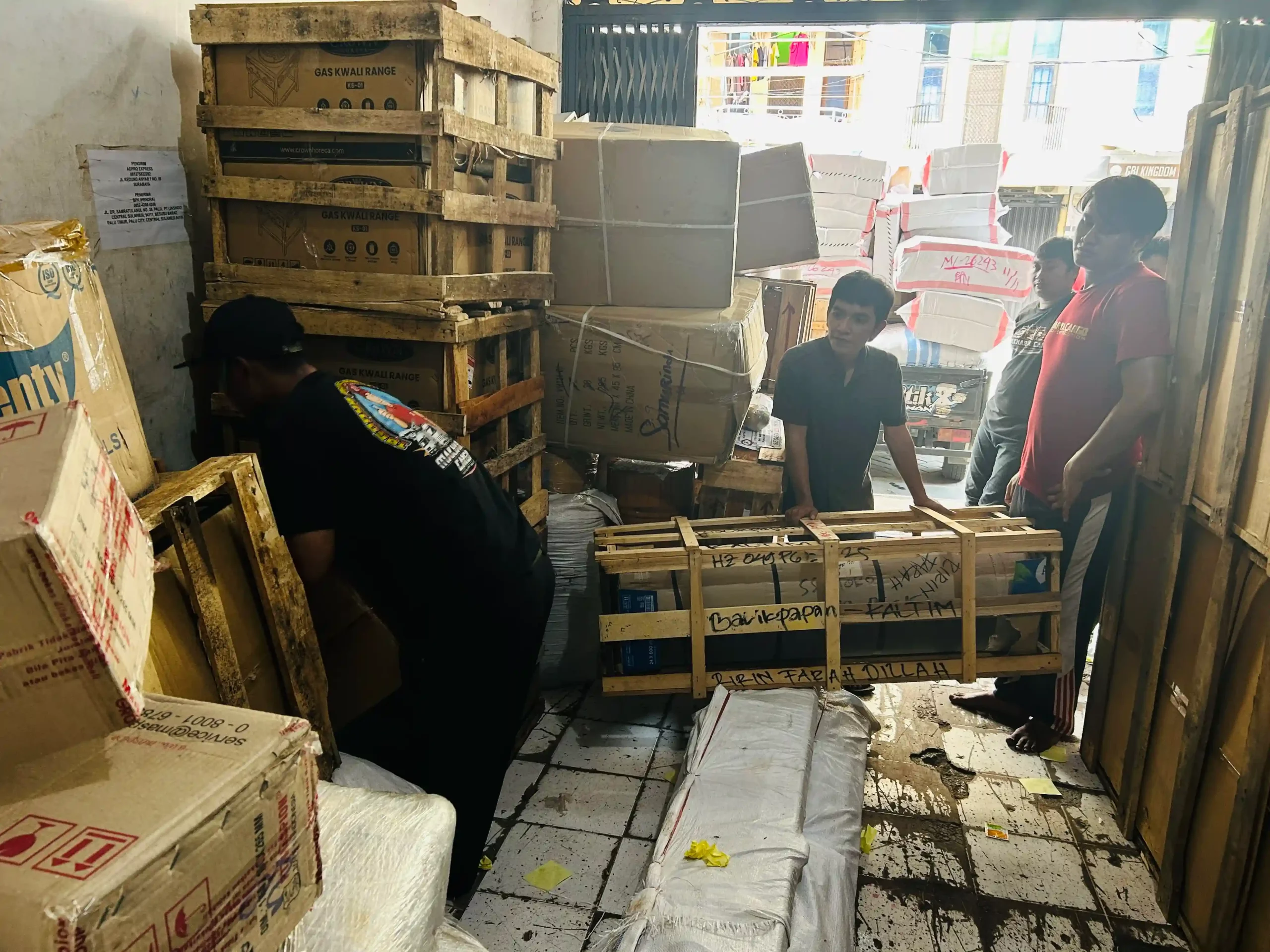 ilustrasi cek tarif kirim barang Surabaya Bogor menggunakan layanan ekspedisi cargo