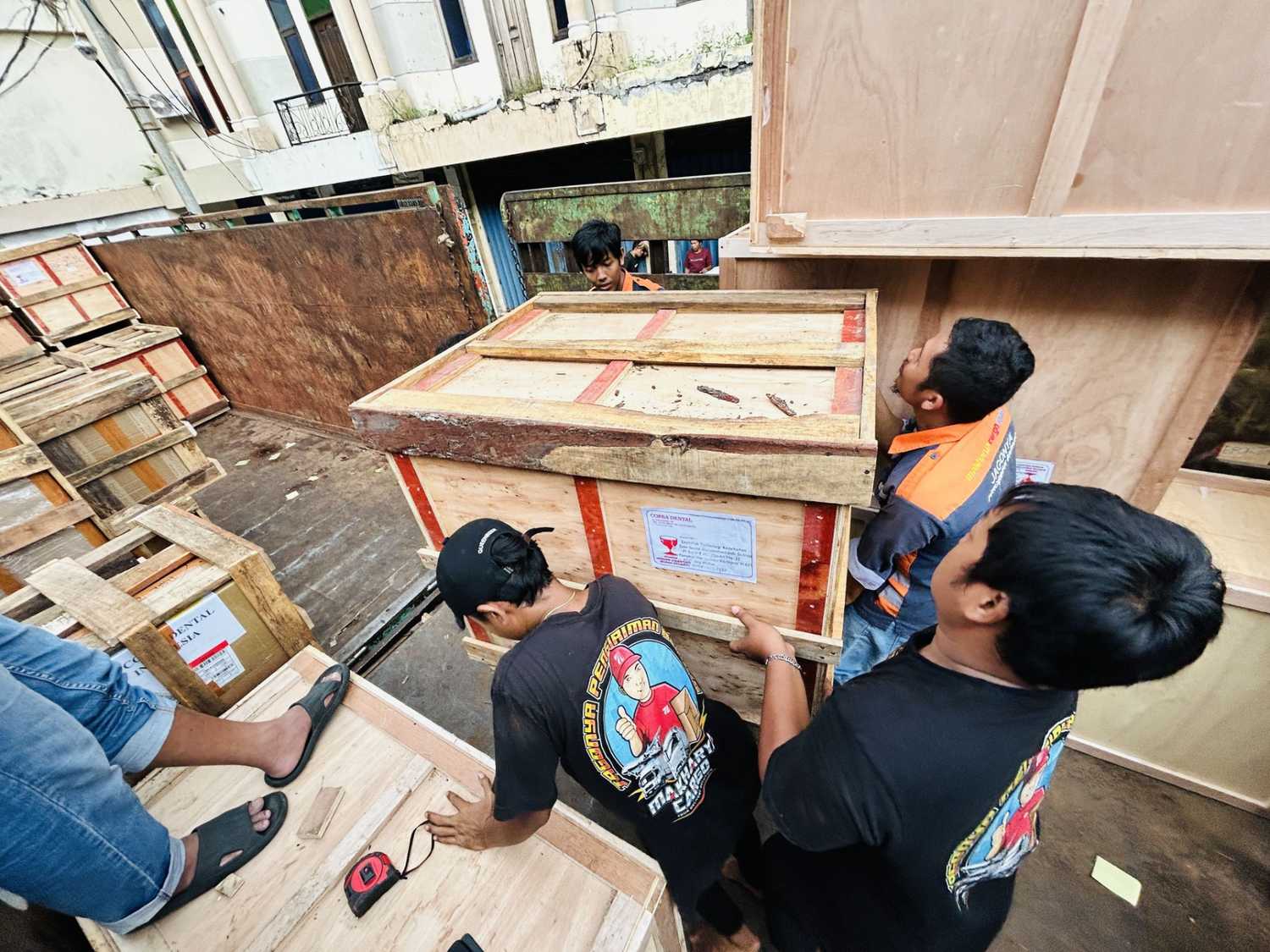 Kapal logistik dalam proses ekspedisi laut surabaya pontianak di pelabuhan