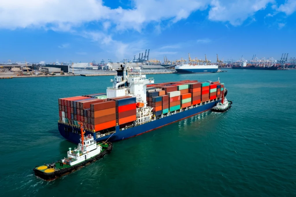 Layanan ekspedisi laut Surabaya Makassar untuk pengiriman partai besar menggunakan kapal cargo.