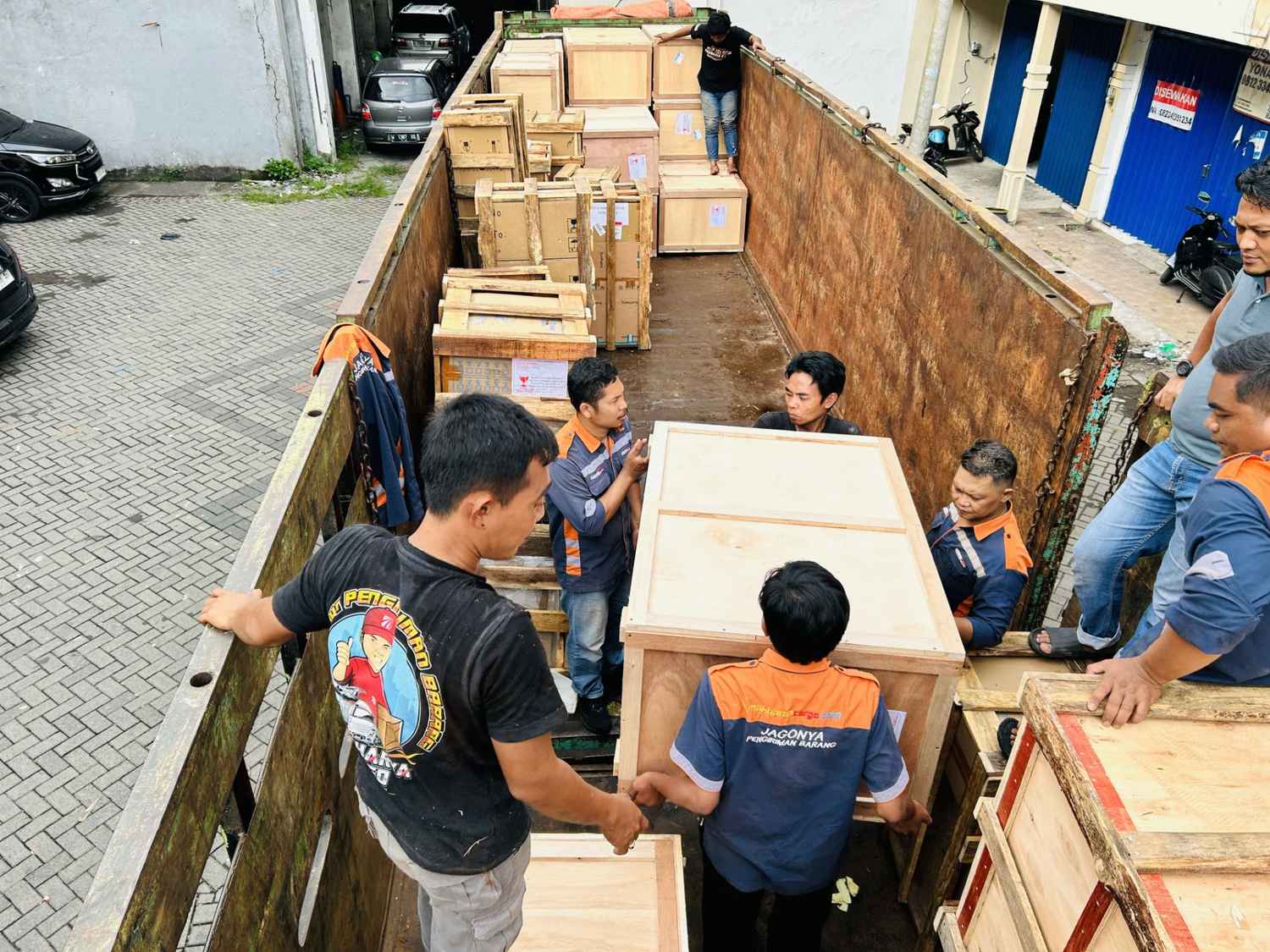 Aktivitas pengiriman dalam layanan ekspedisi surabaya pontianak murah