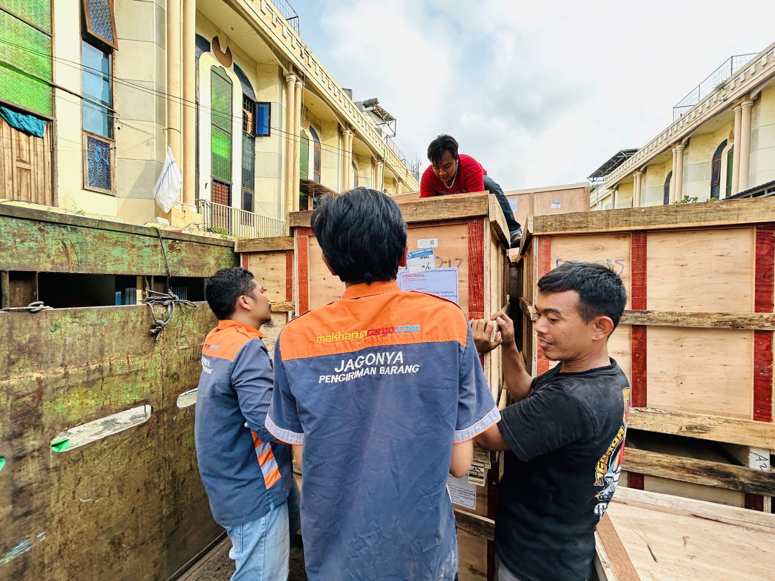 Estimasi pengiriman cargo surabaya makassar berdasarkan sistem logistik