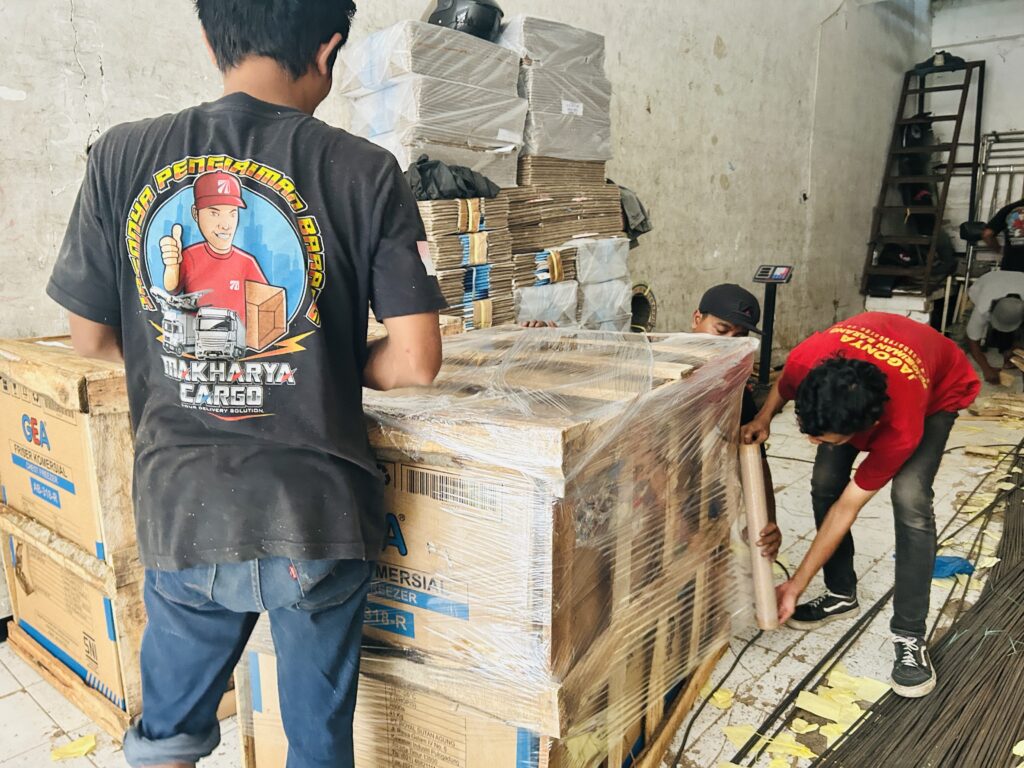 cara packing barang cargo menggunakan bubble wrap dan kardus tebal