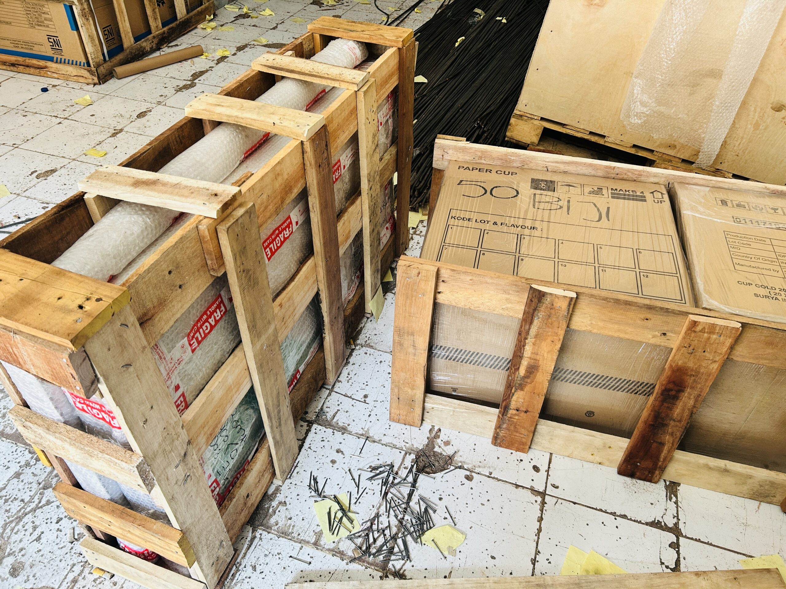 packing barang ekspedisi menggunakan bubble wrap dan karton pelindung