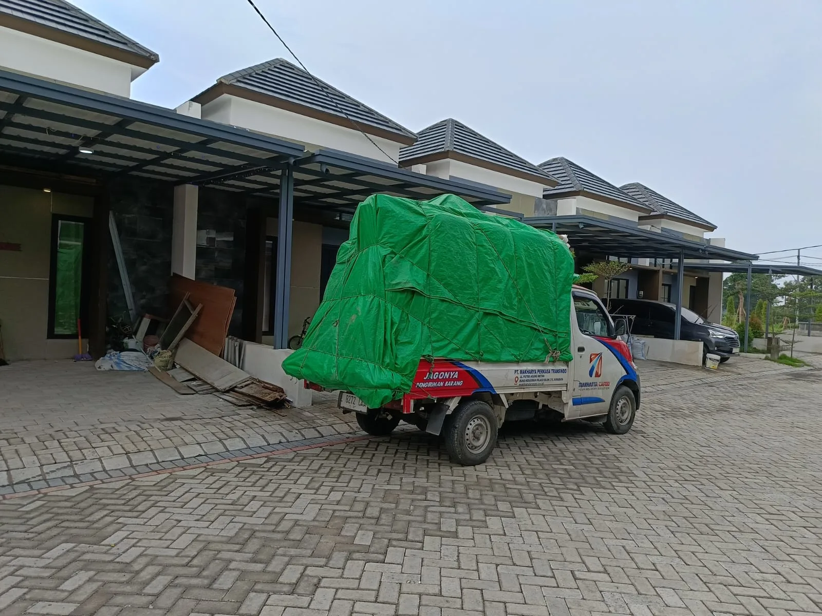 pelacakan paket menggunakan nomor resi dalam sistem ekspedisi