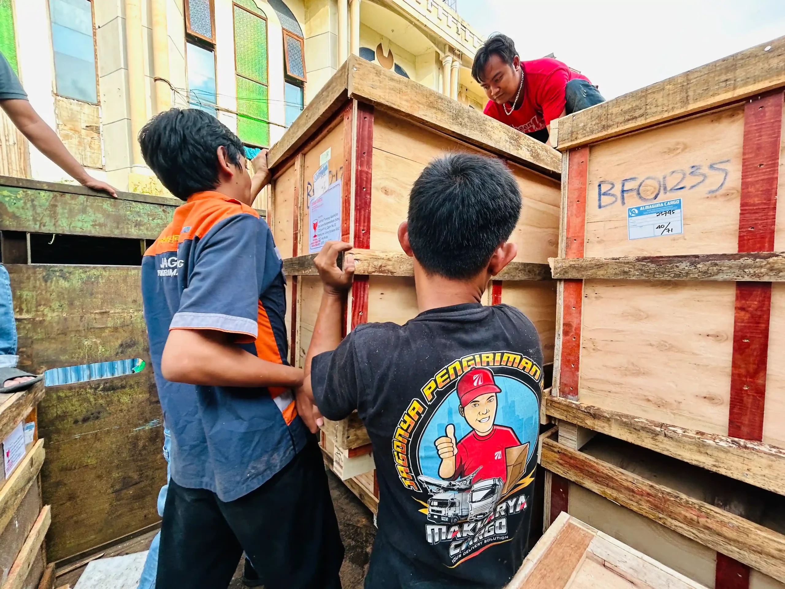 Tips packing barang ekspedisi menggunakan bubble wrap dan kardus kuat agar barang tidak rusak saat pengiriman.