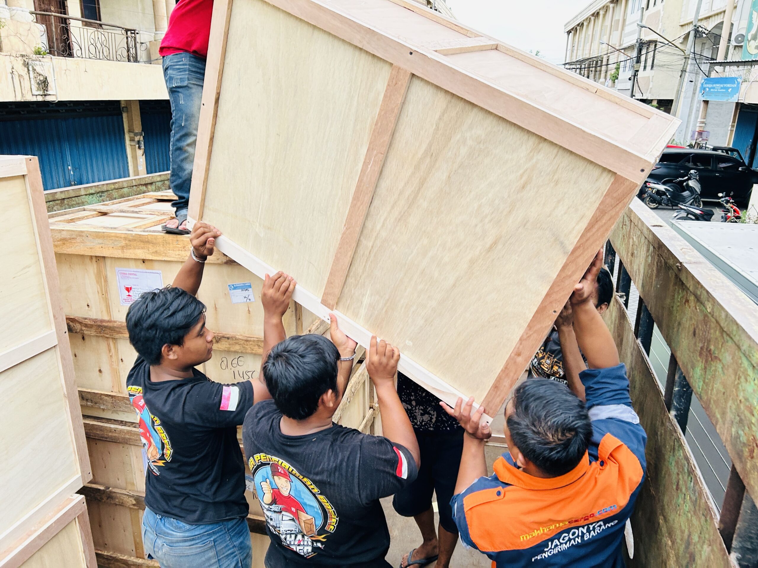 pengiriman barang besar menggunakan layanan logistik antar pulau