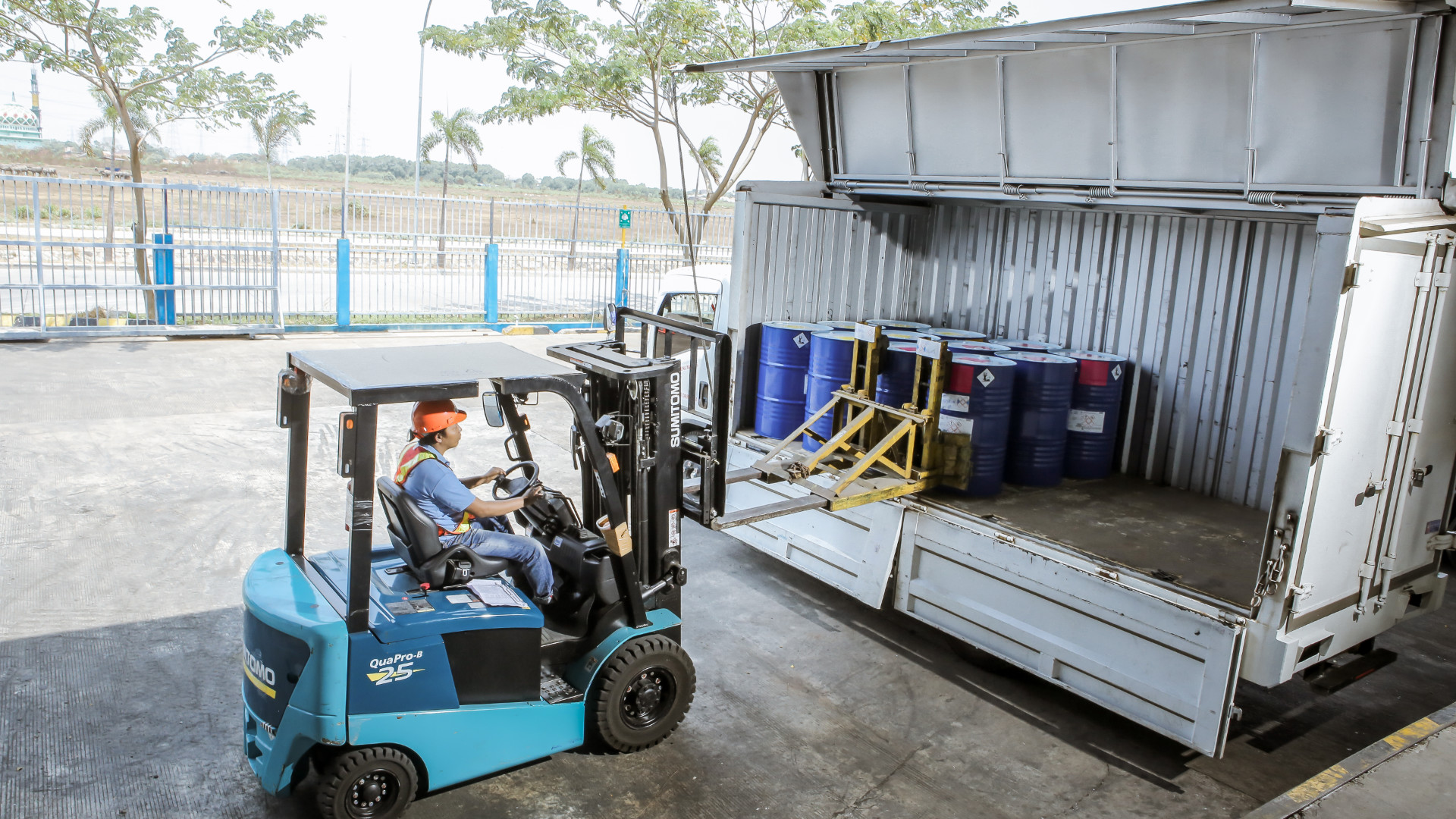pengiriman barang Surabaya Bangkalan menggunakan truk logistik