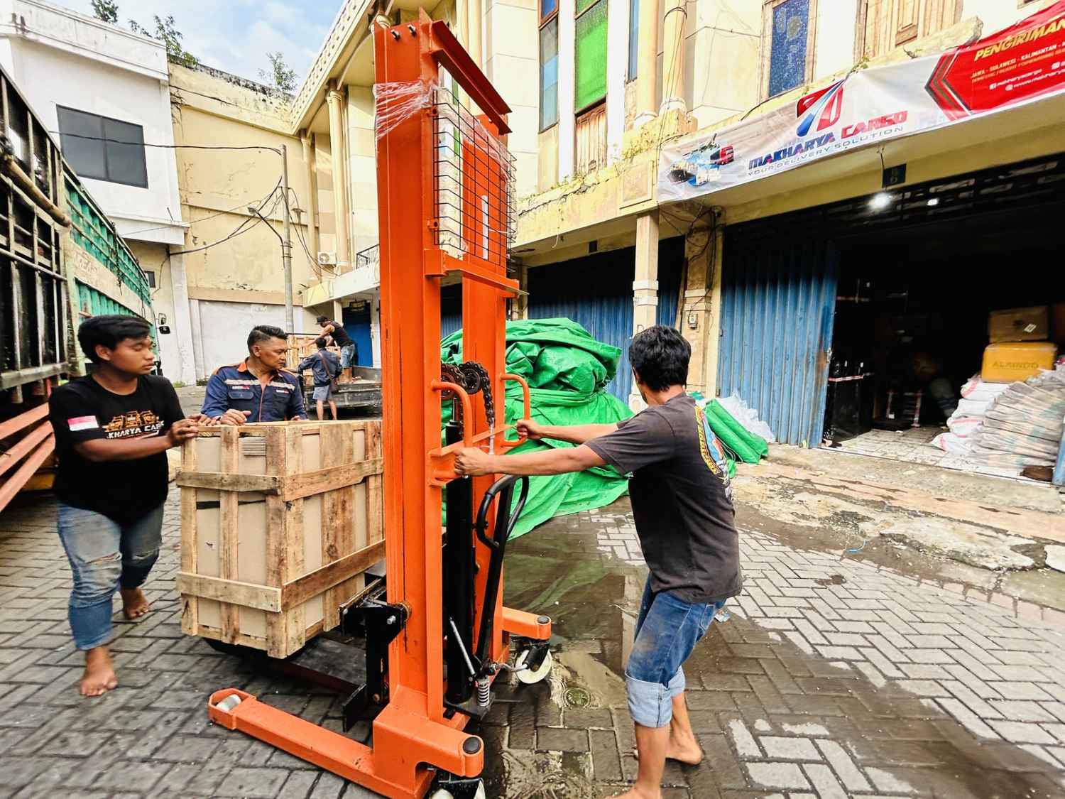 Proses pengiriman via kapal surabaya pontianak di pelabuhan