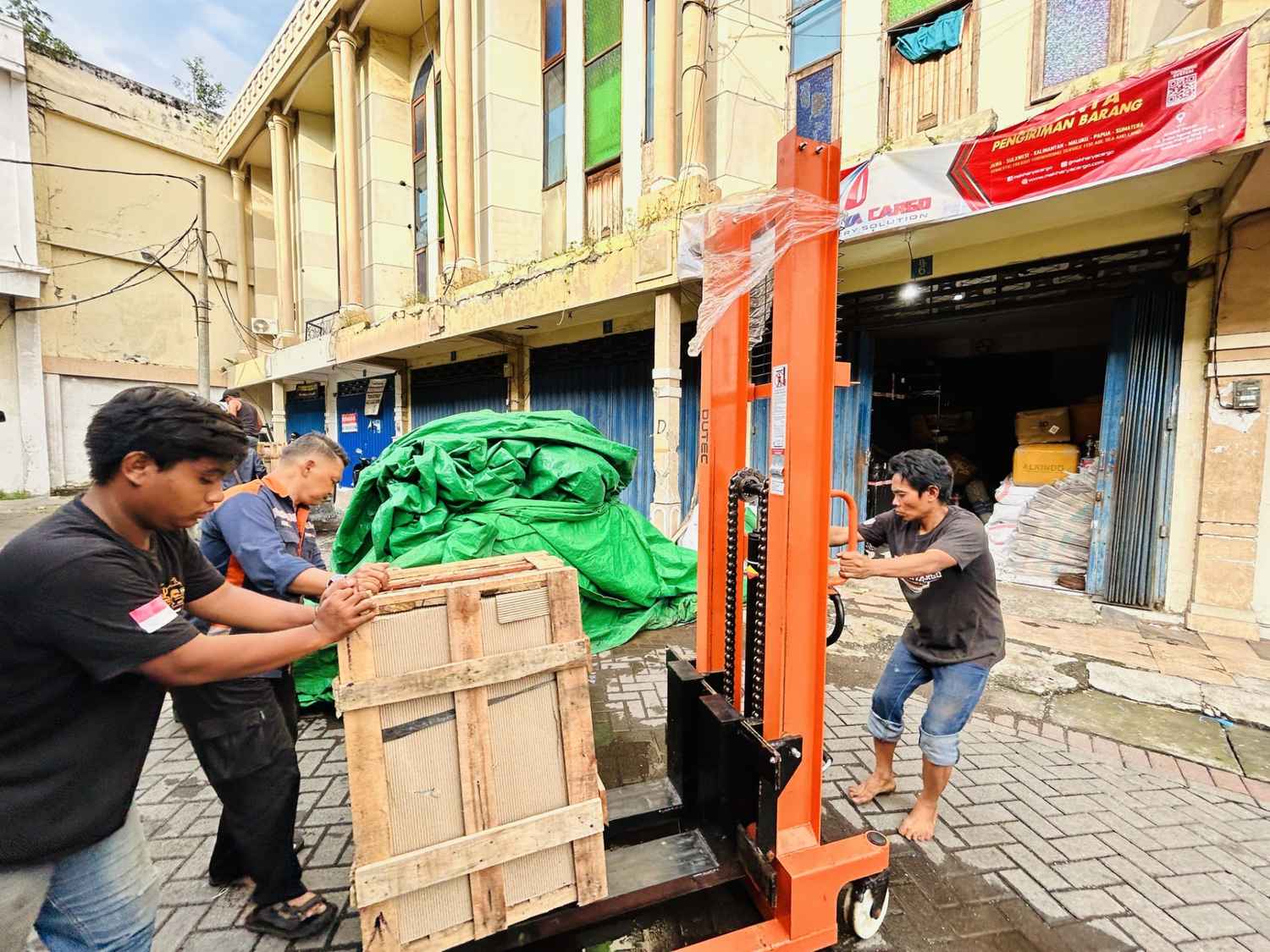 Distribusi barang yang menunjukkan tarif ekspedisi surabaya pontianak secara realistis
