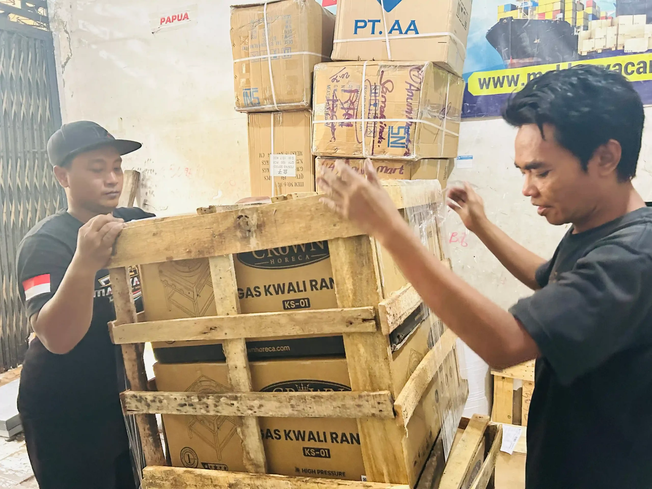 Tips packing barang ekspedisi menggunakan bubble wrap dan kardus kuat agar barang tidak rusak saat pengiriman.