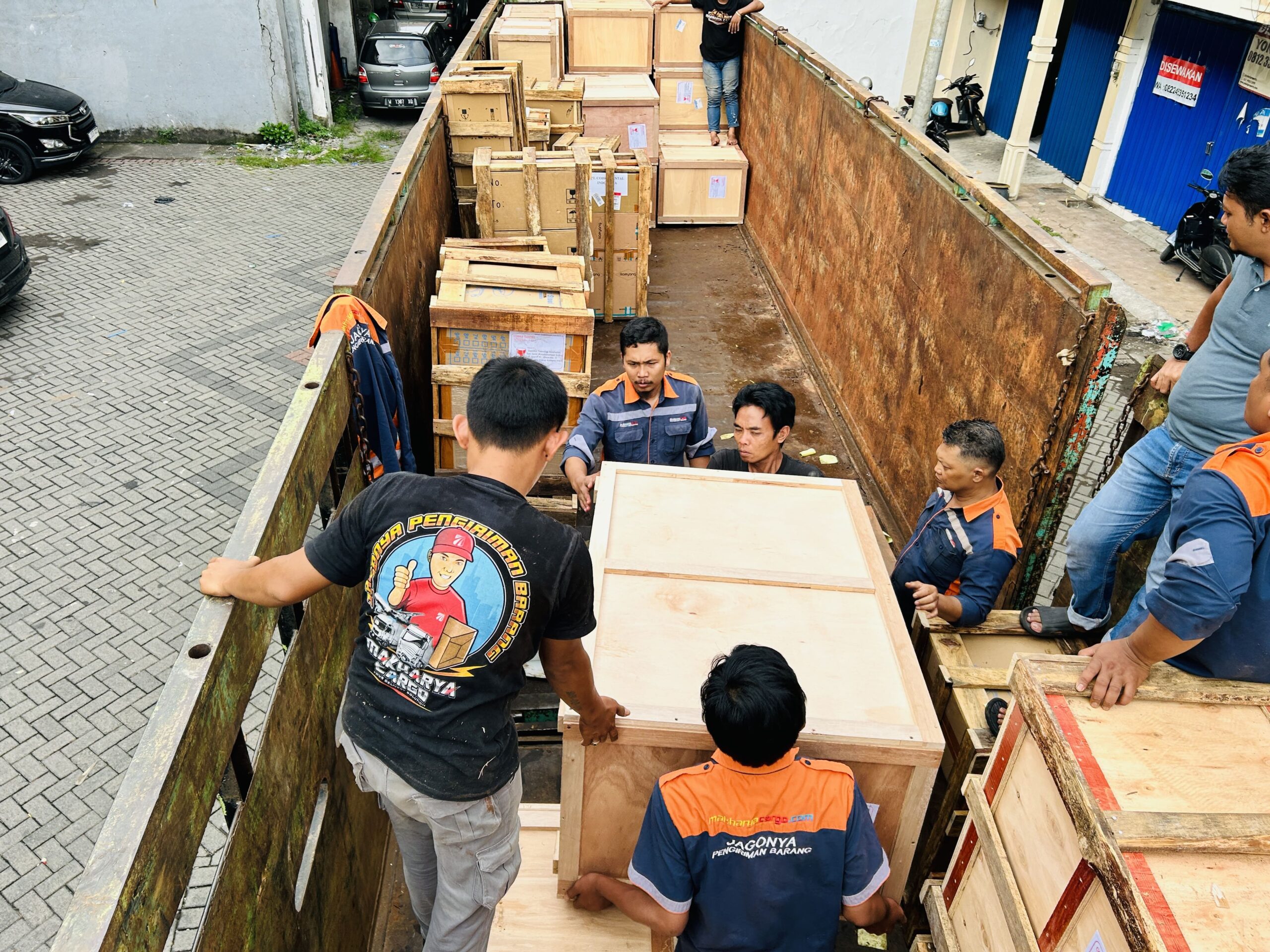 tracking cargo laut untuk memantau posisi barang antar pulau
