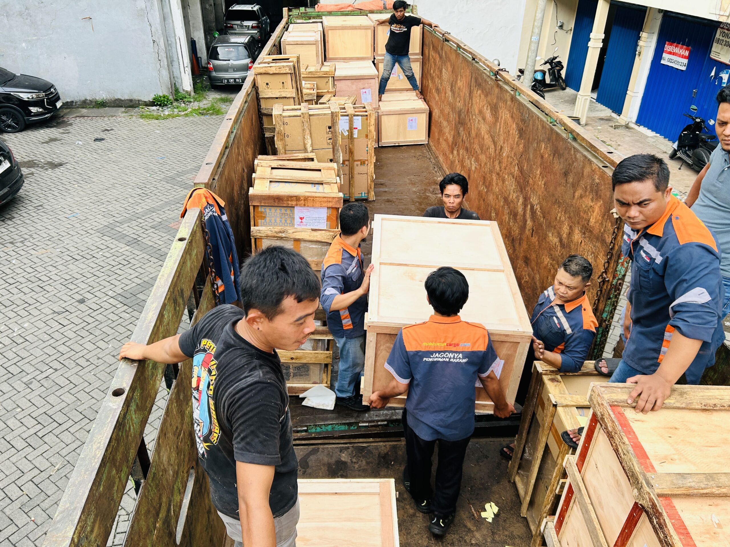 waktu pengiriman cargo laut dengan proses transit dan distribusi