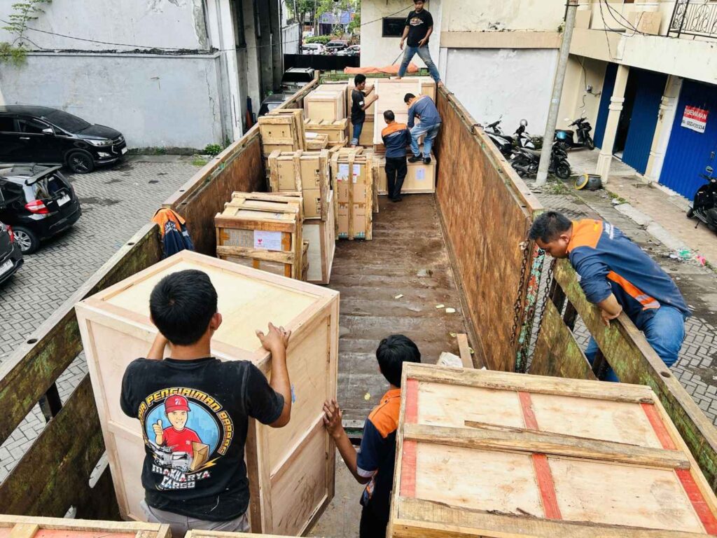 Distribusi logistik yang menunjukkan waktu pengiriman surabaya makassar di pelabuhan