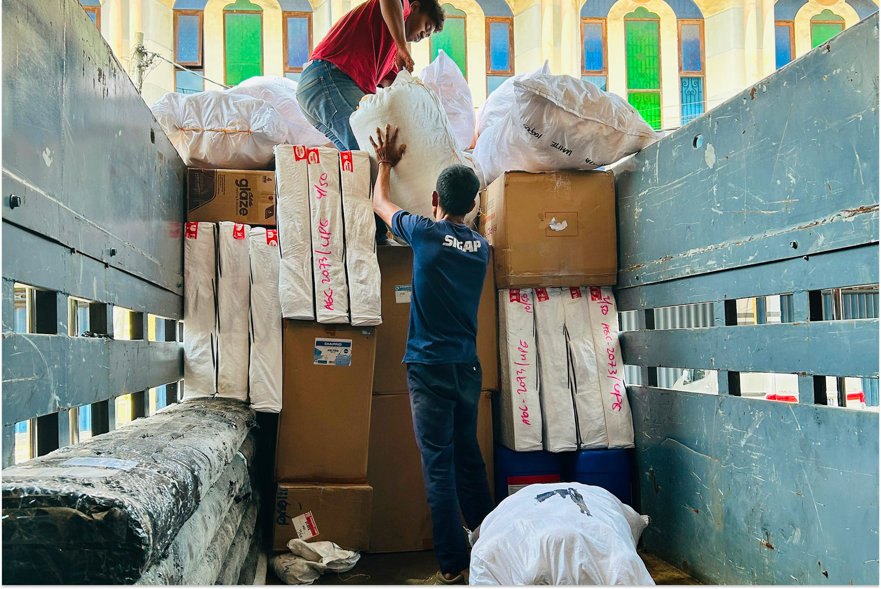 Simulasi ongkir barang ringan vs berat berdasarkan perhitungan volume dan berat aktual dalam pengiriman cargo