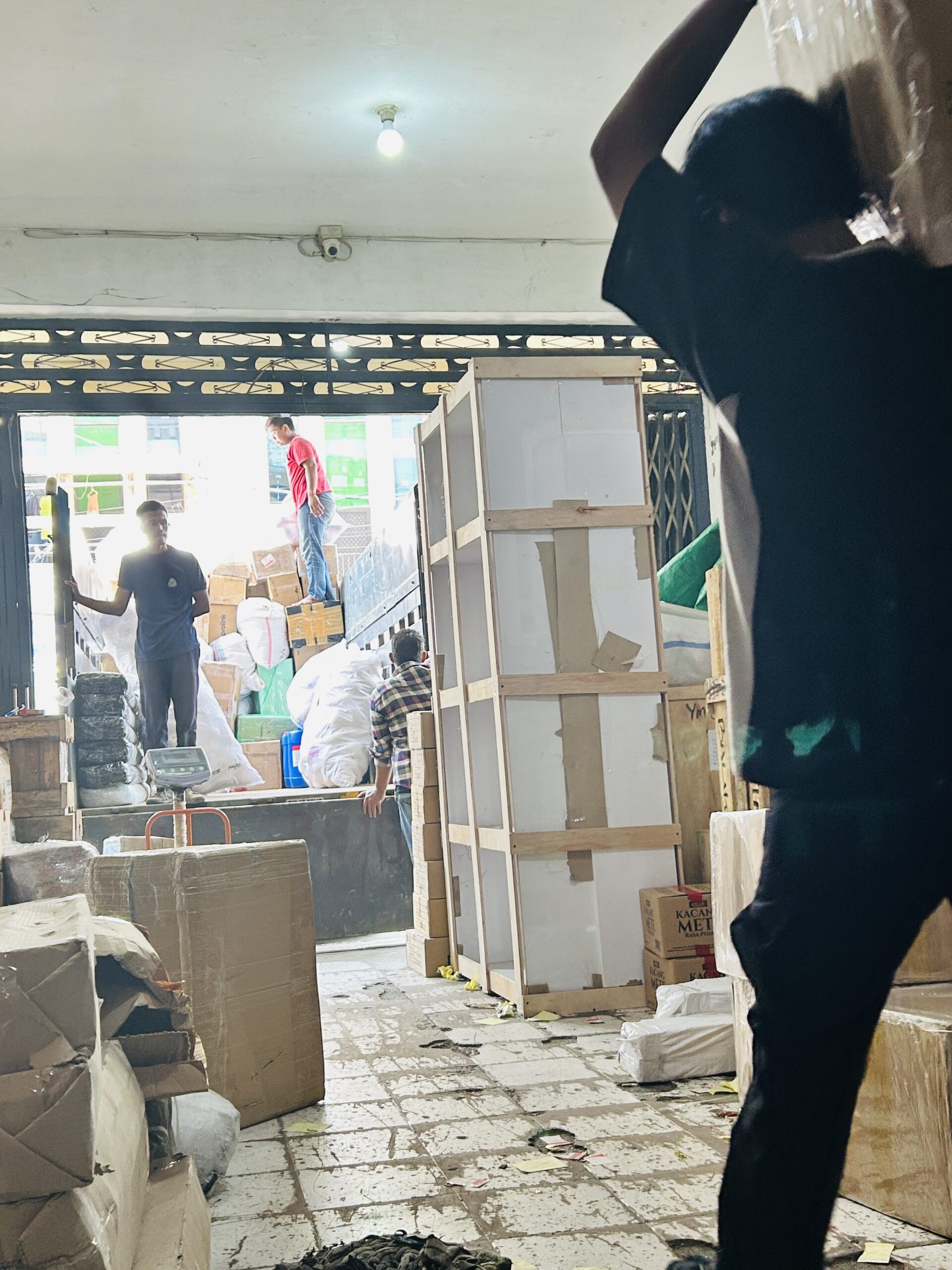 sistem logistik pengiriman ke palu