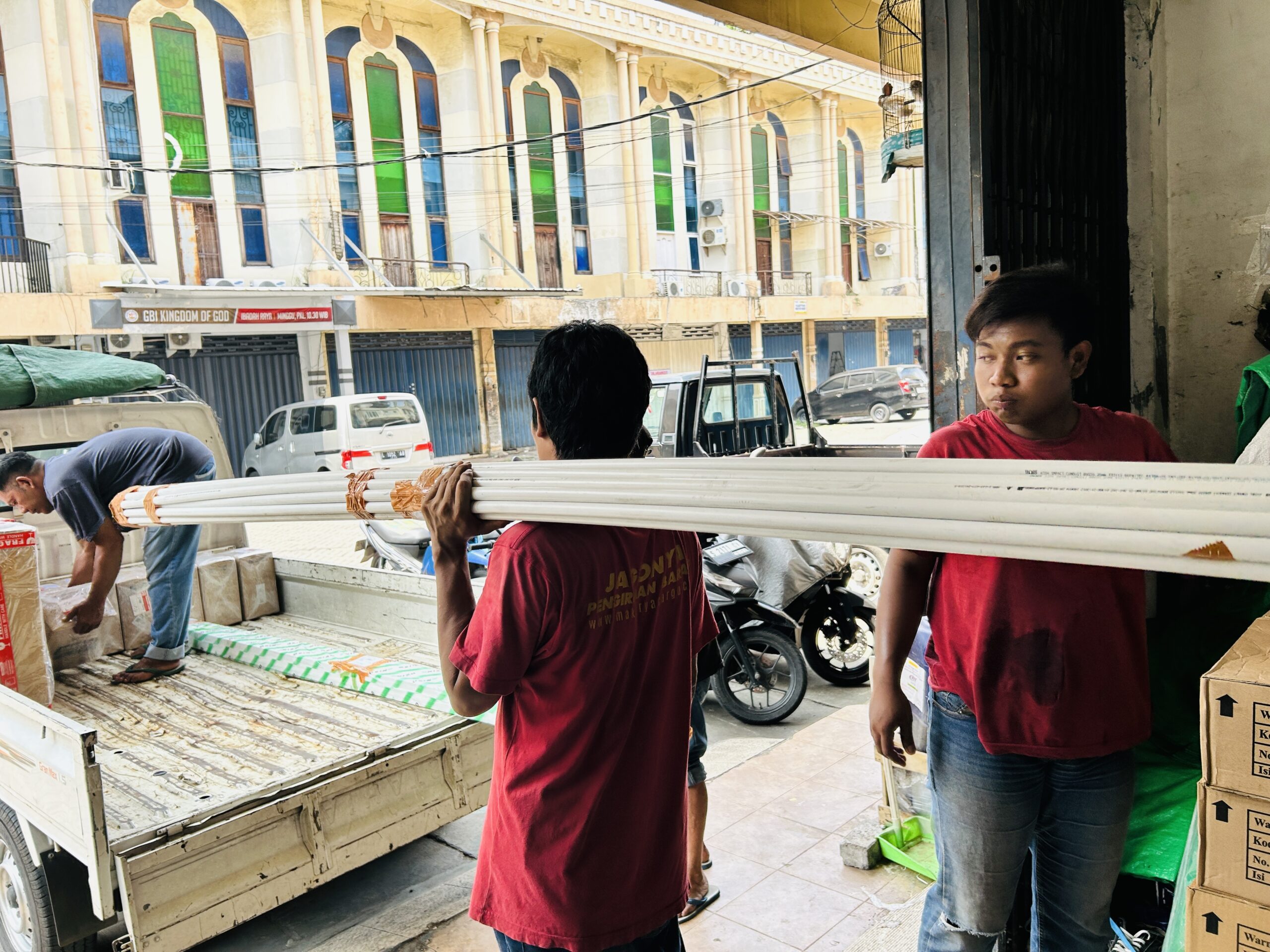 proses pengiriman furniture ke Kendari via cargo