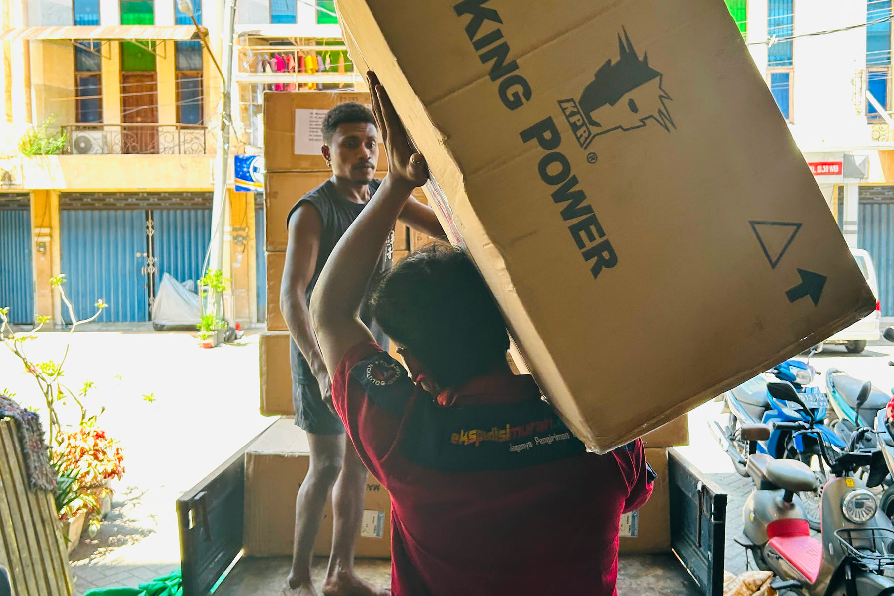 Simulasi cargo barang industri untuk menghitung ongkir dan estimasi biaya pengiriman barang pabrik