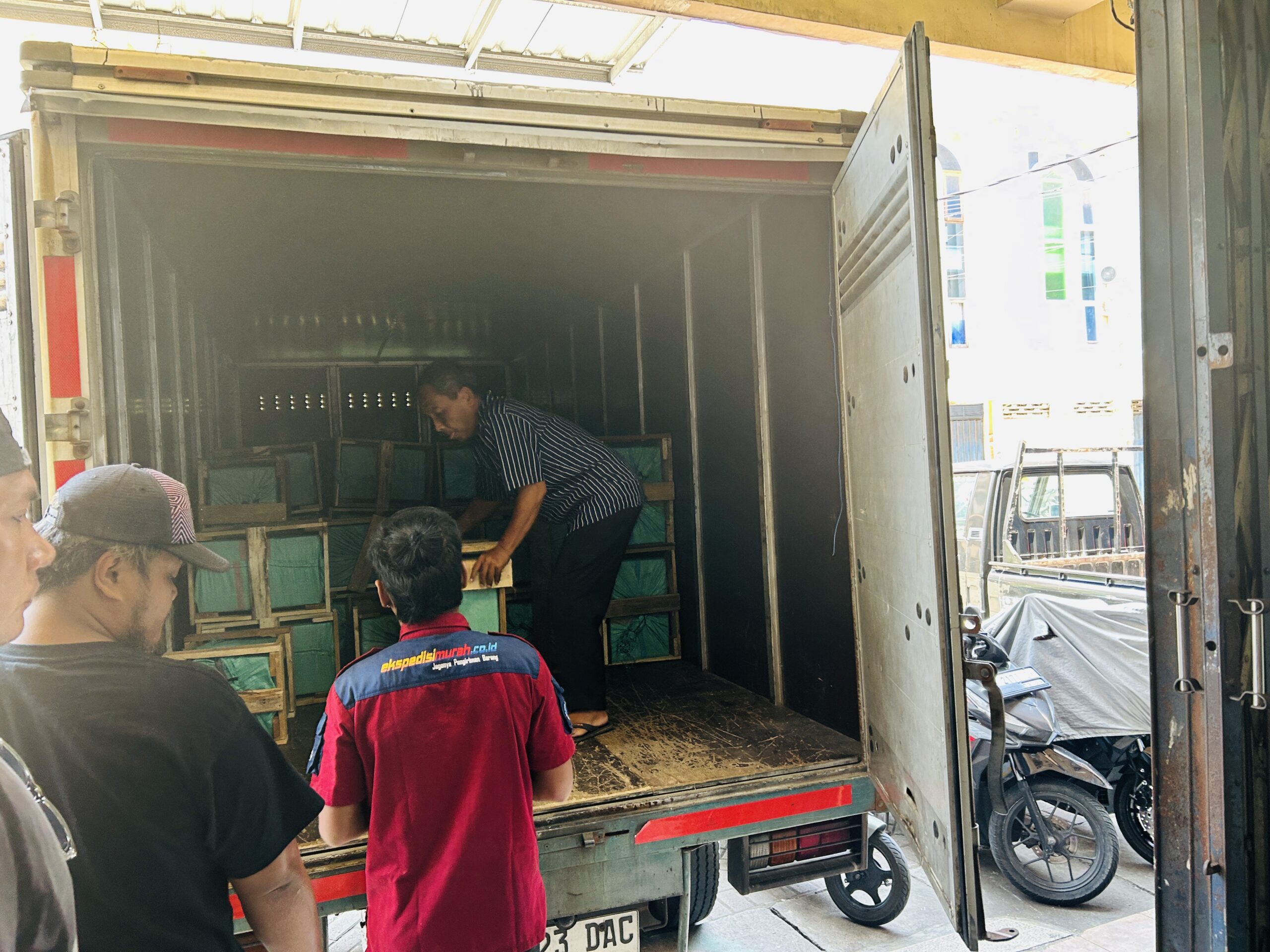 Ekspedisi Surabaya Palu harga bersaing