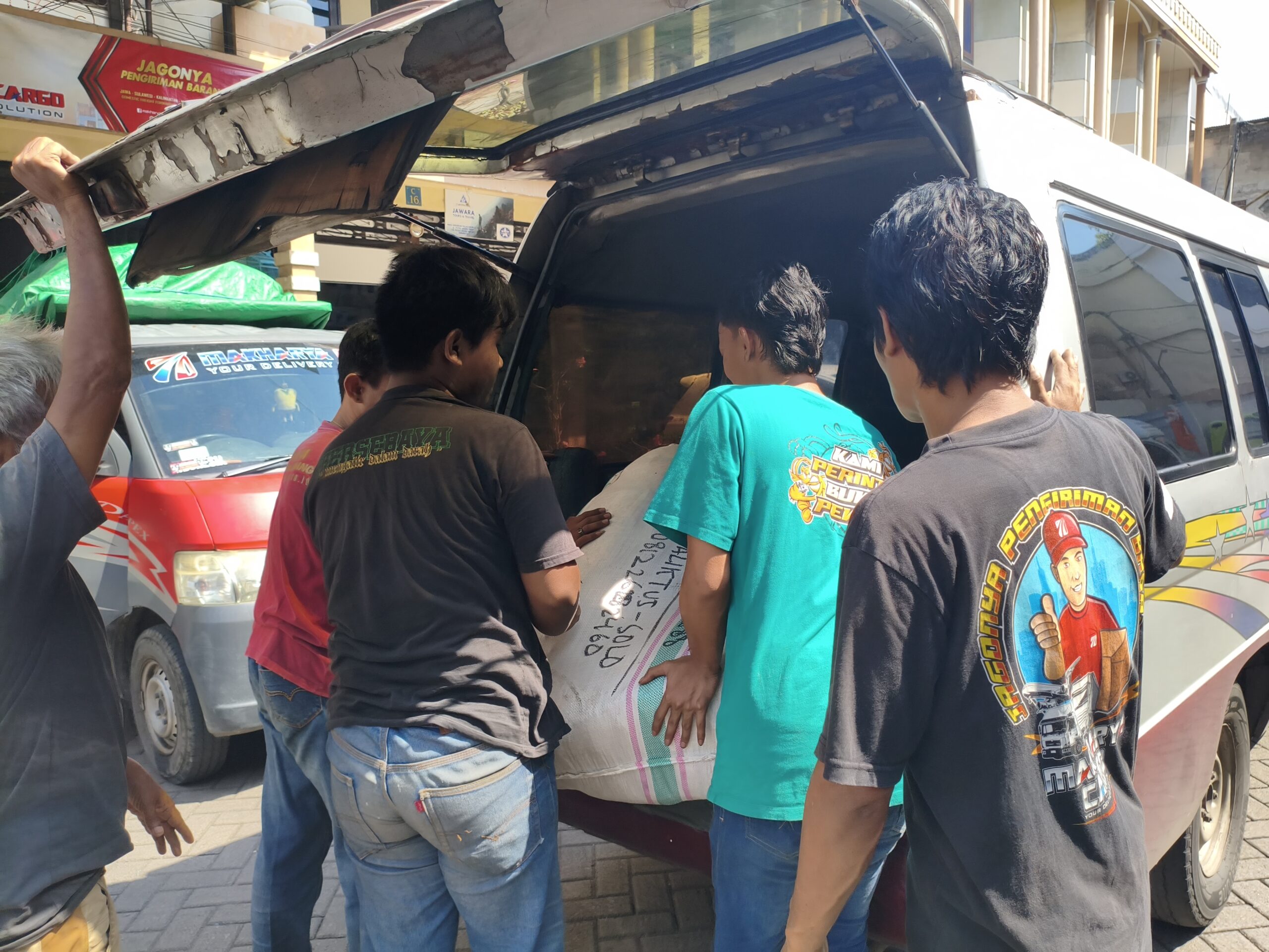 Pengiriman Antar Pulau Indonesia