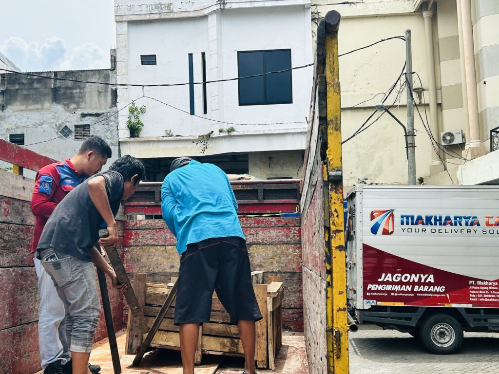 Simulasi biaya kirim barang ke Manado dari Surabaya