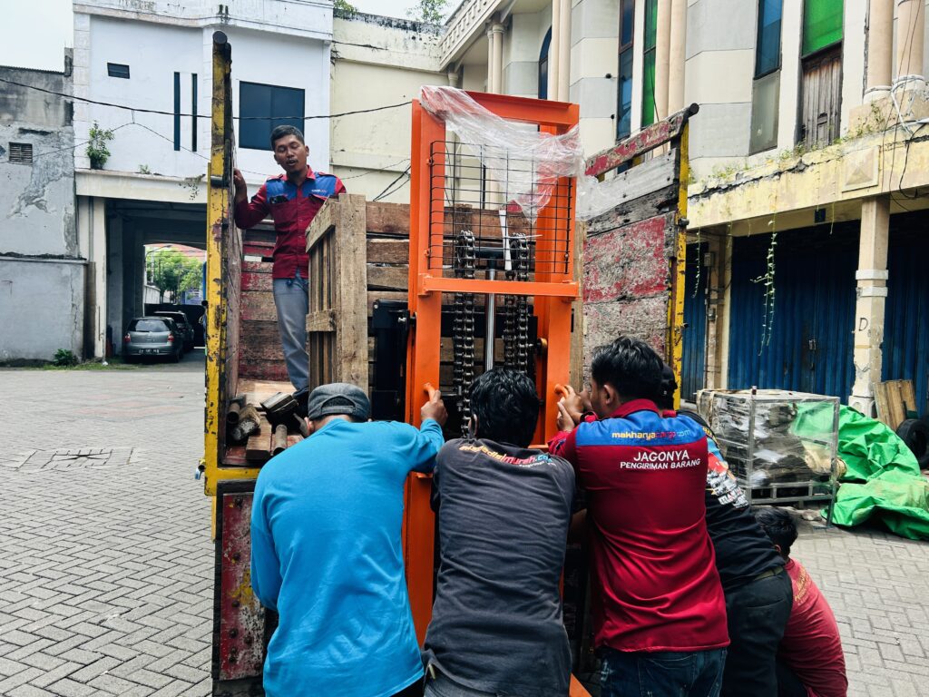 Pengiriman Barang Skala Besar via Container