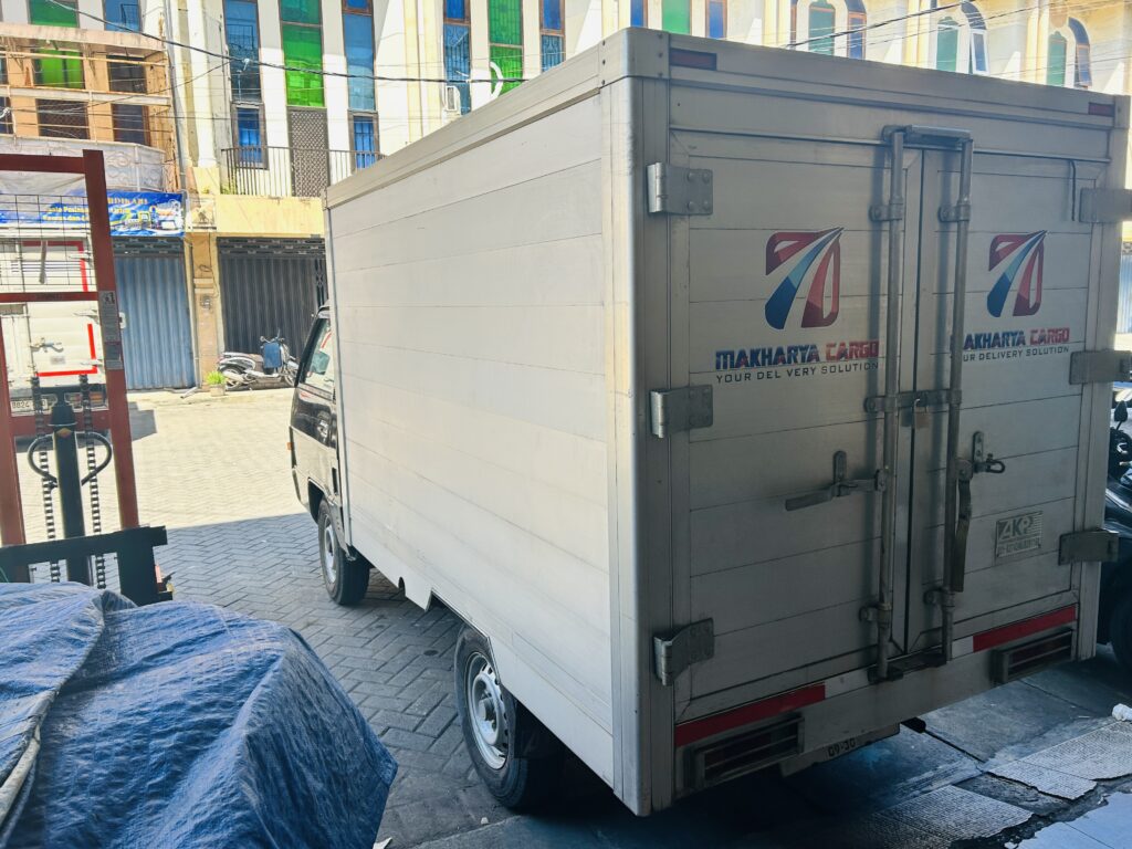 Ongkir Surabaya Manado paling murah saat ini mulai Rp6.000/kg. Cek tarif terbaru, estimasi kirim, dan tips hemat cargo sekarang juga!