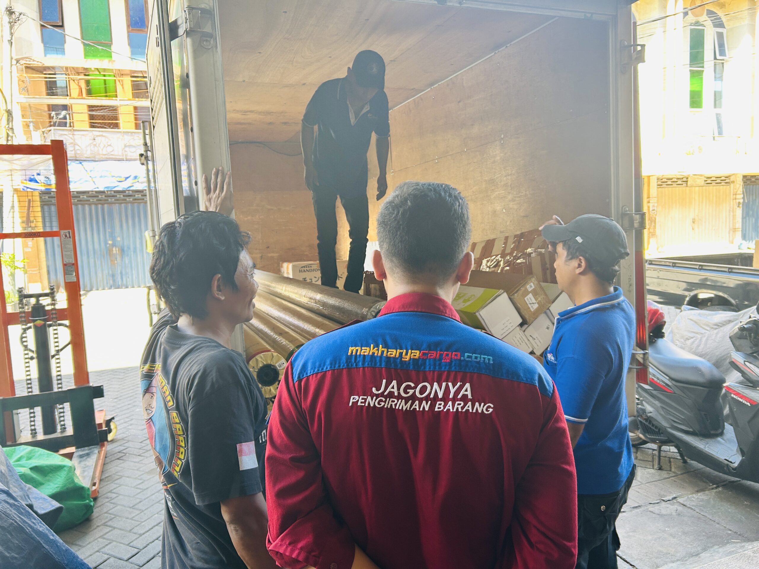 biaya kirim barang ringan tapi besar ke palu