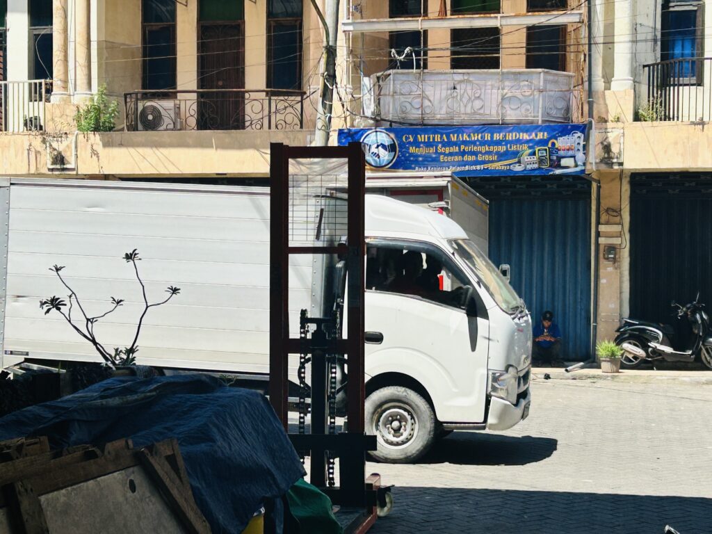 Harga cargo Surabaya Manado per kg terbaru mulai Rp6.000. Cek tarif, estimasi kirim, dan tips hemat ongkir. Kirim barang sekarang lebih mudah & murah!