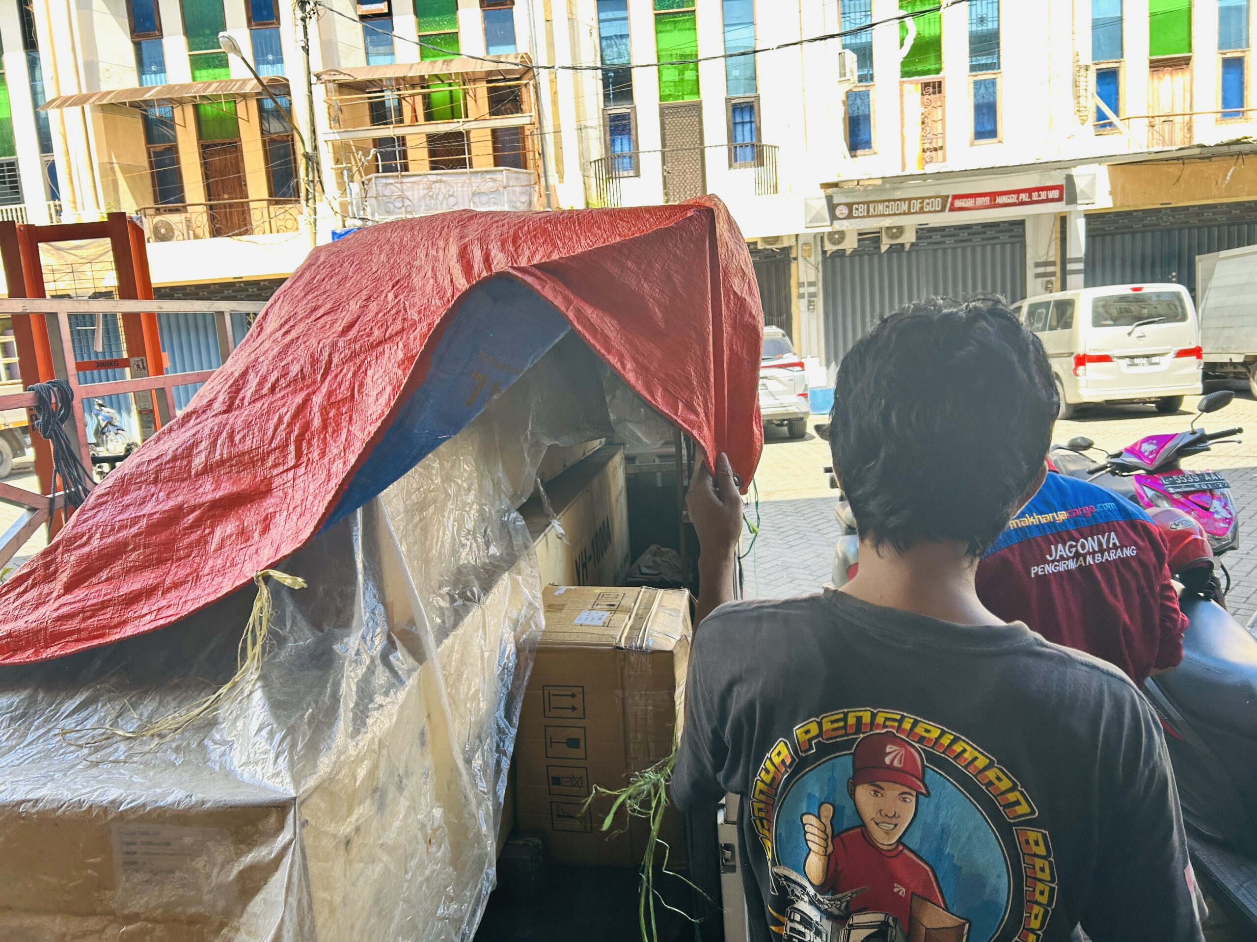 harga ekspedisi surabaya palu untuk UMKM