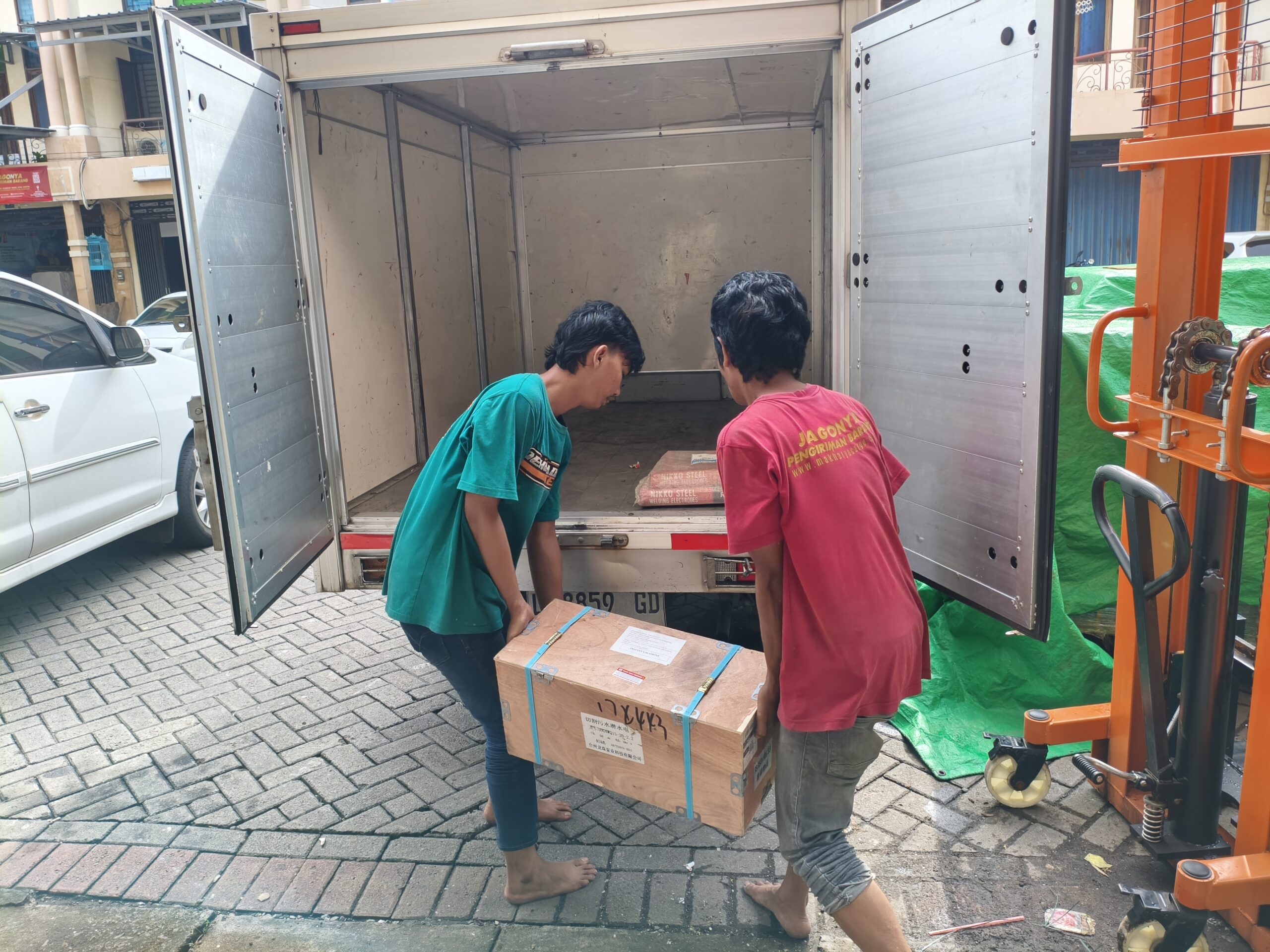 perbedaan door to door dan port to port