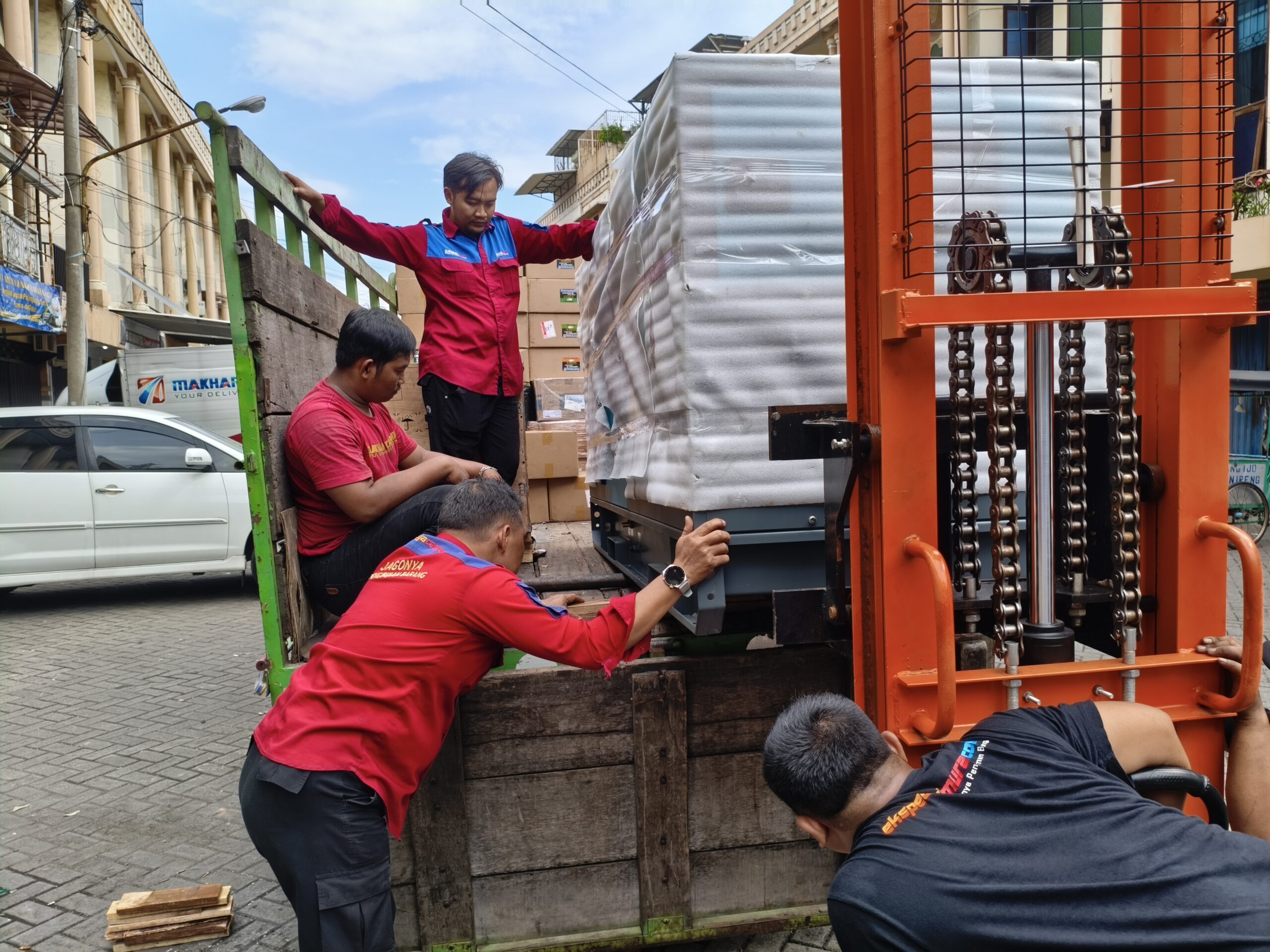 Logistik ke Indonesia Timur