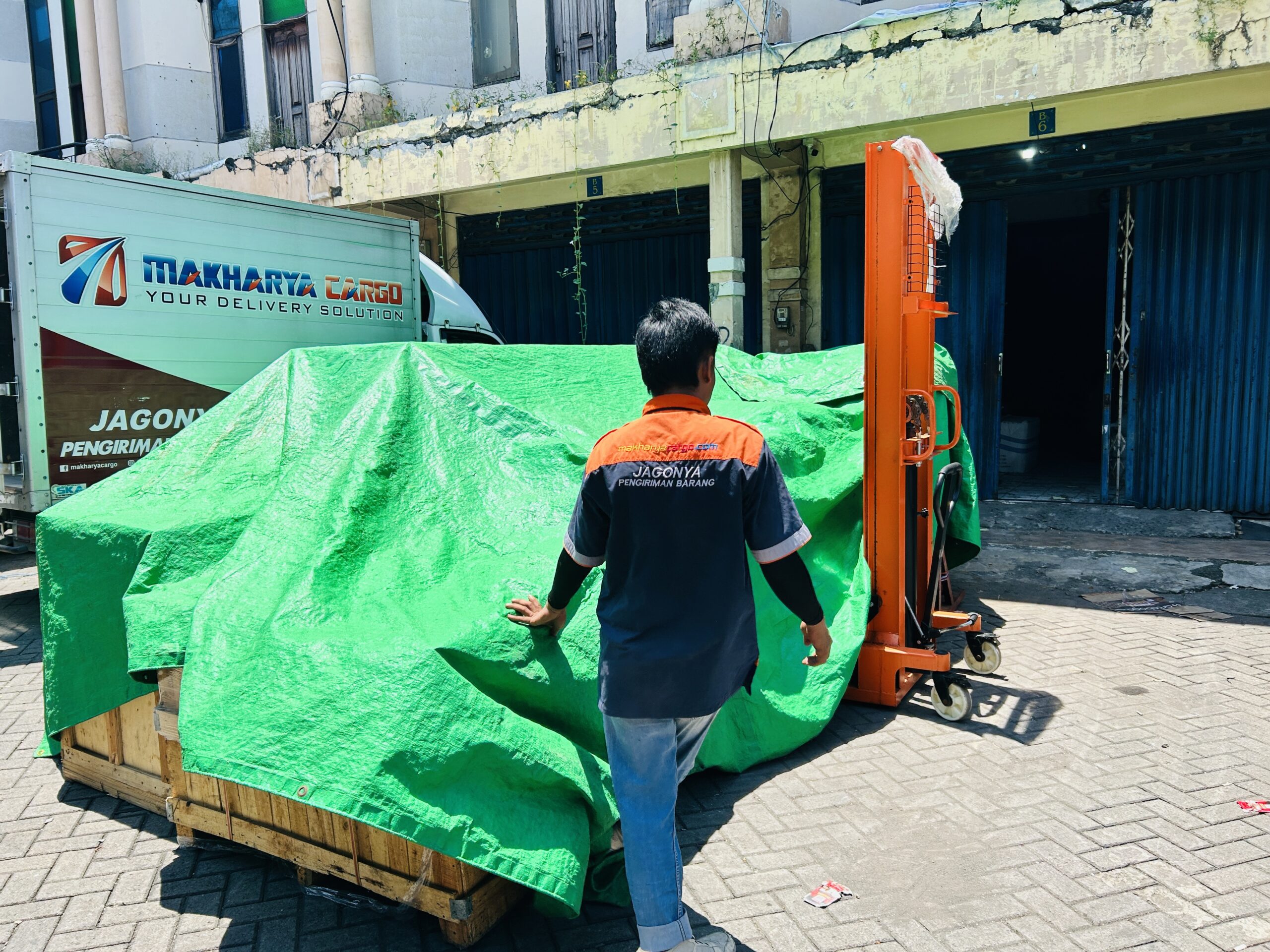 Ekspedisi alat berat Surabaya Manado terpercaya