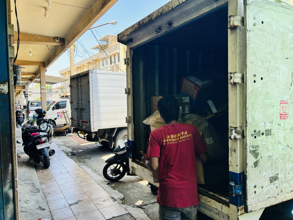 Perbandingan ongkir Surabaya Manado semua ekspedisi