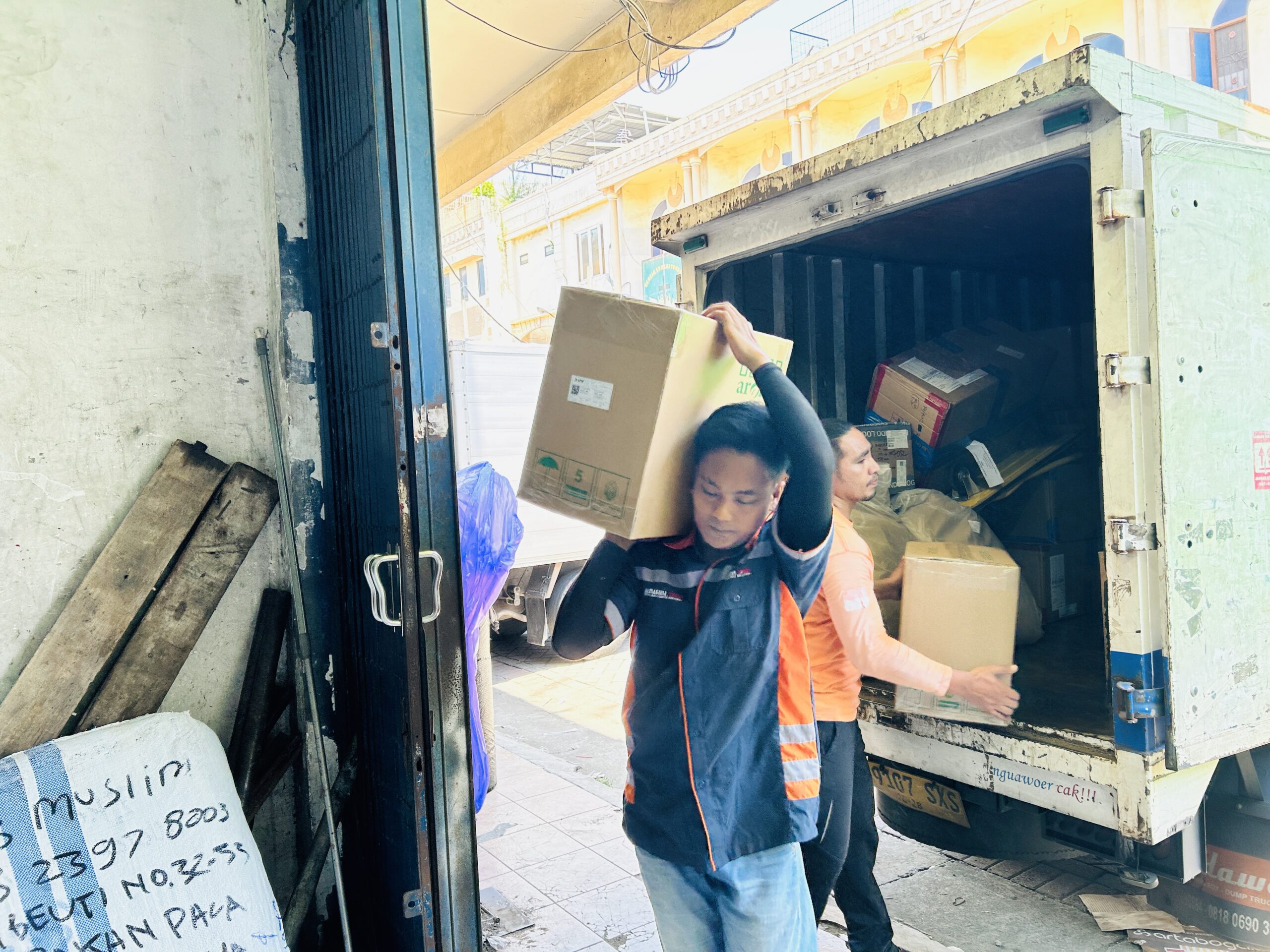 pengangkatan barang besar surabaya manado