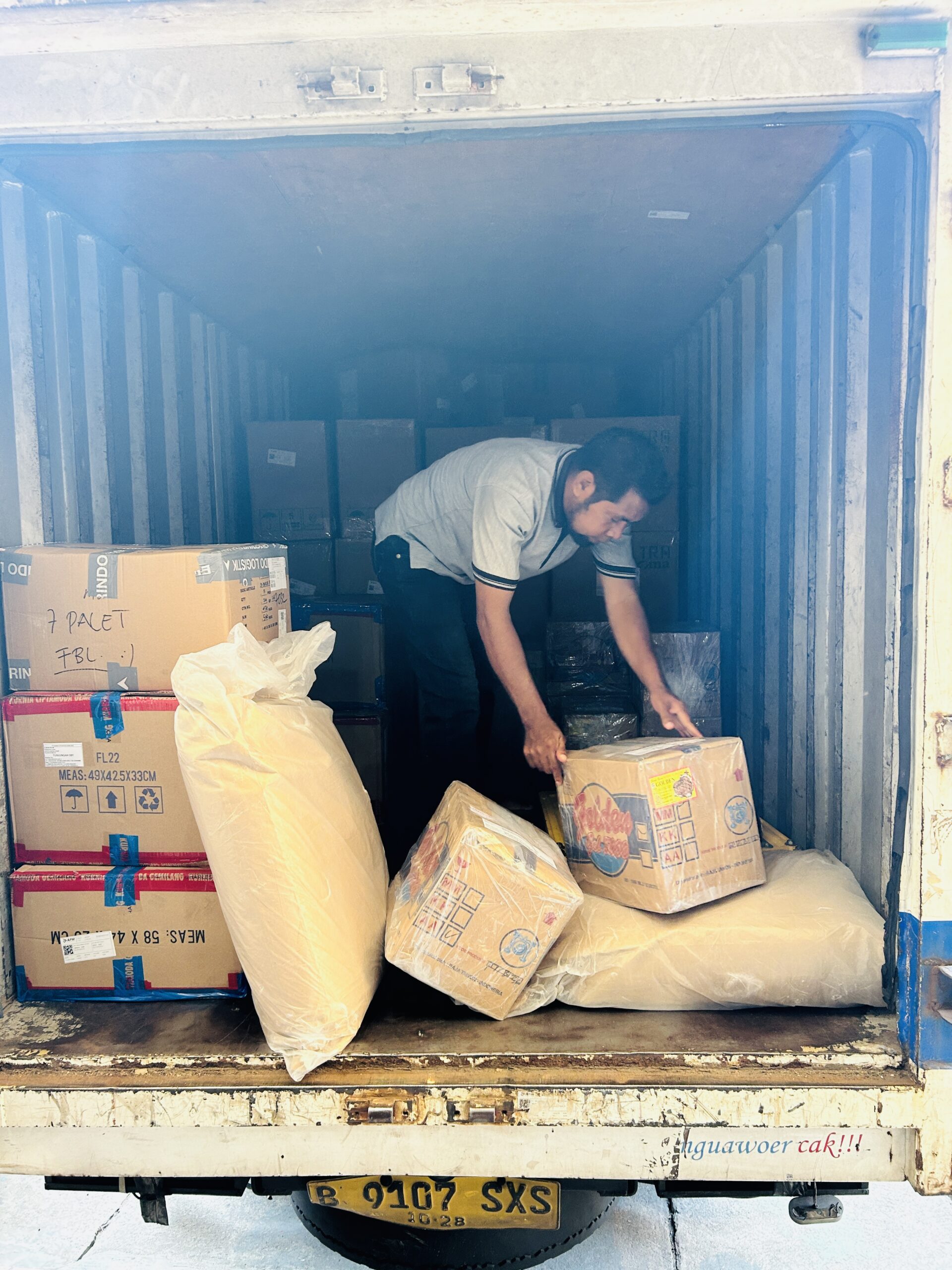 biaya ekspedisi surabaya palu berdasarkan volume