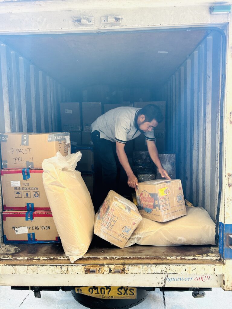 Ongkos kirim barang besar Surabaya ke Manado mulai Rp6.000/kg. Cek tarif, cara hitung, dan tips hemat cargo agar pengiriman lebih efisien!