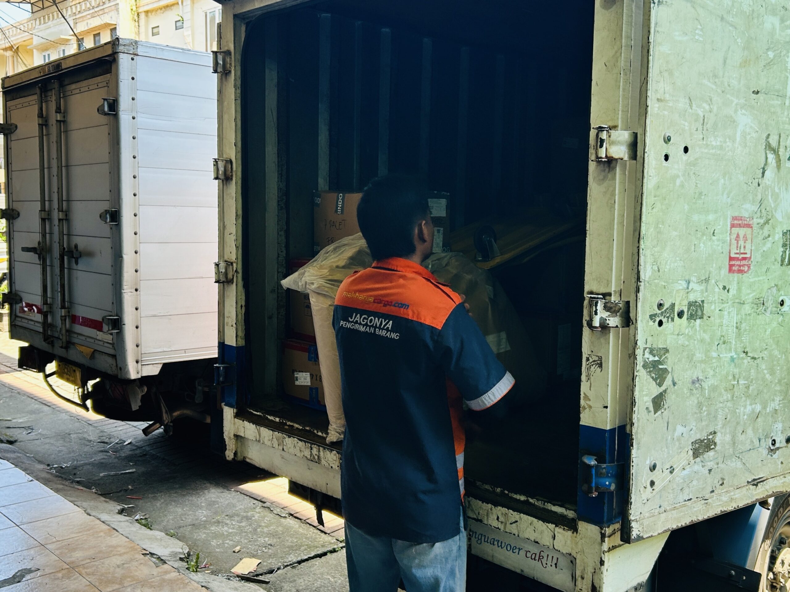 ekspedisi surabaya palu via udara paling cepat