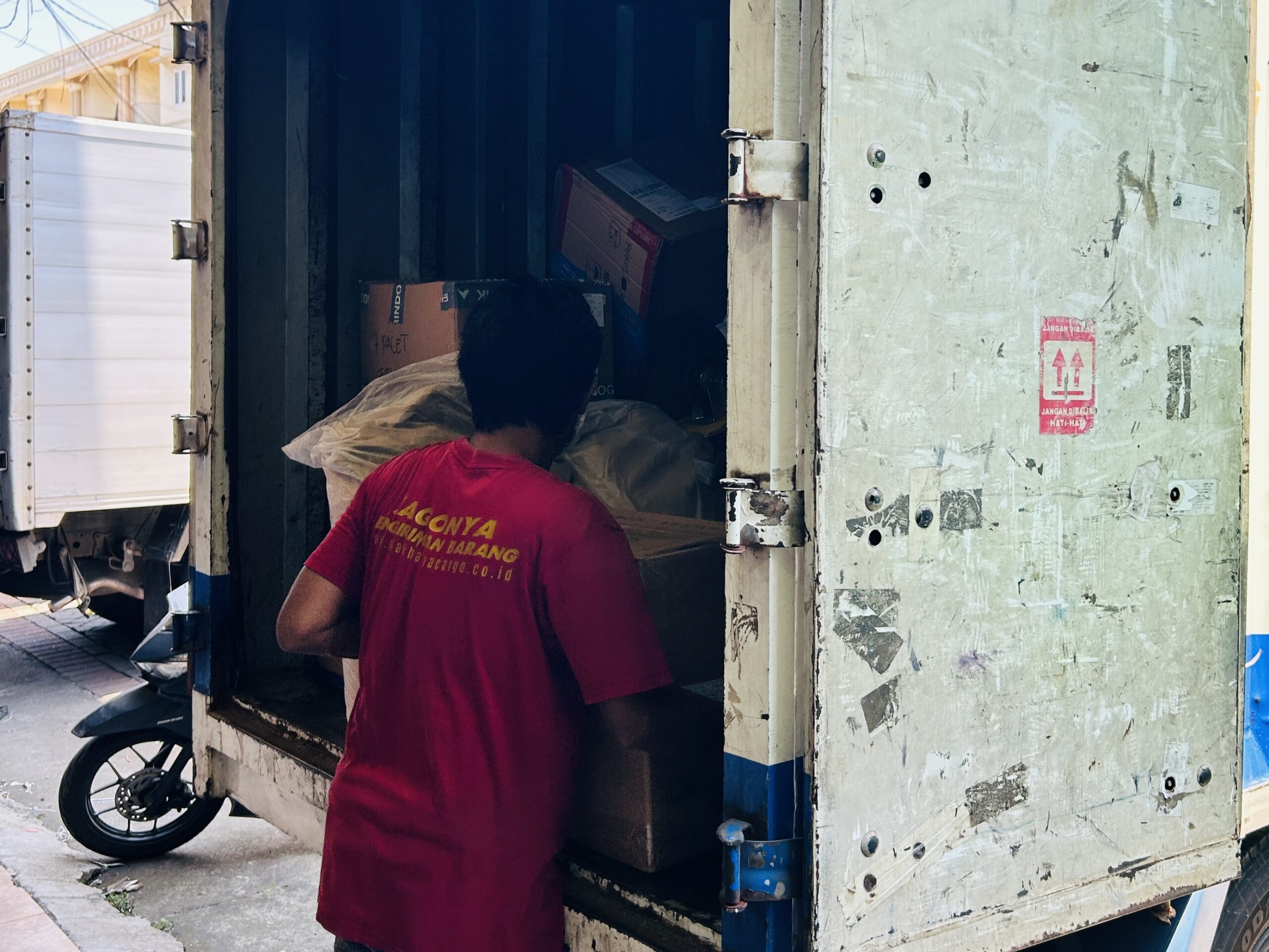 Lama pengiriman cargo Surabaya ke Manado via laut