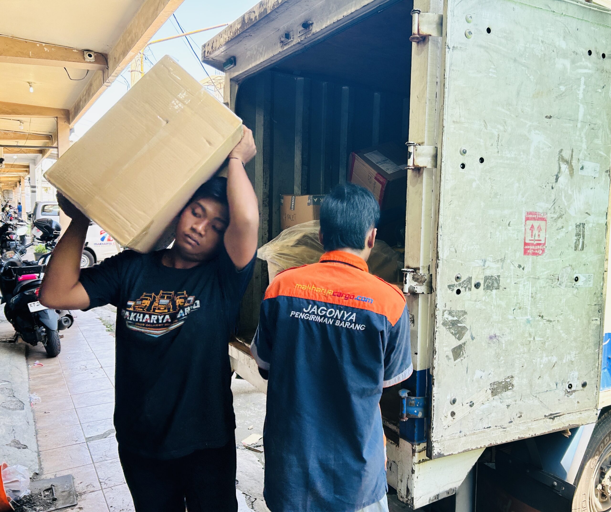 Estimasi pengiriman Surabaya Manado berapa hari?