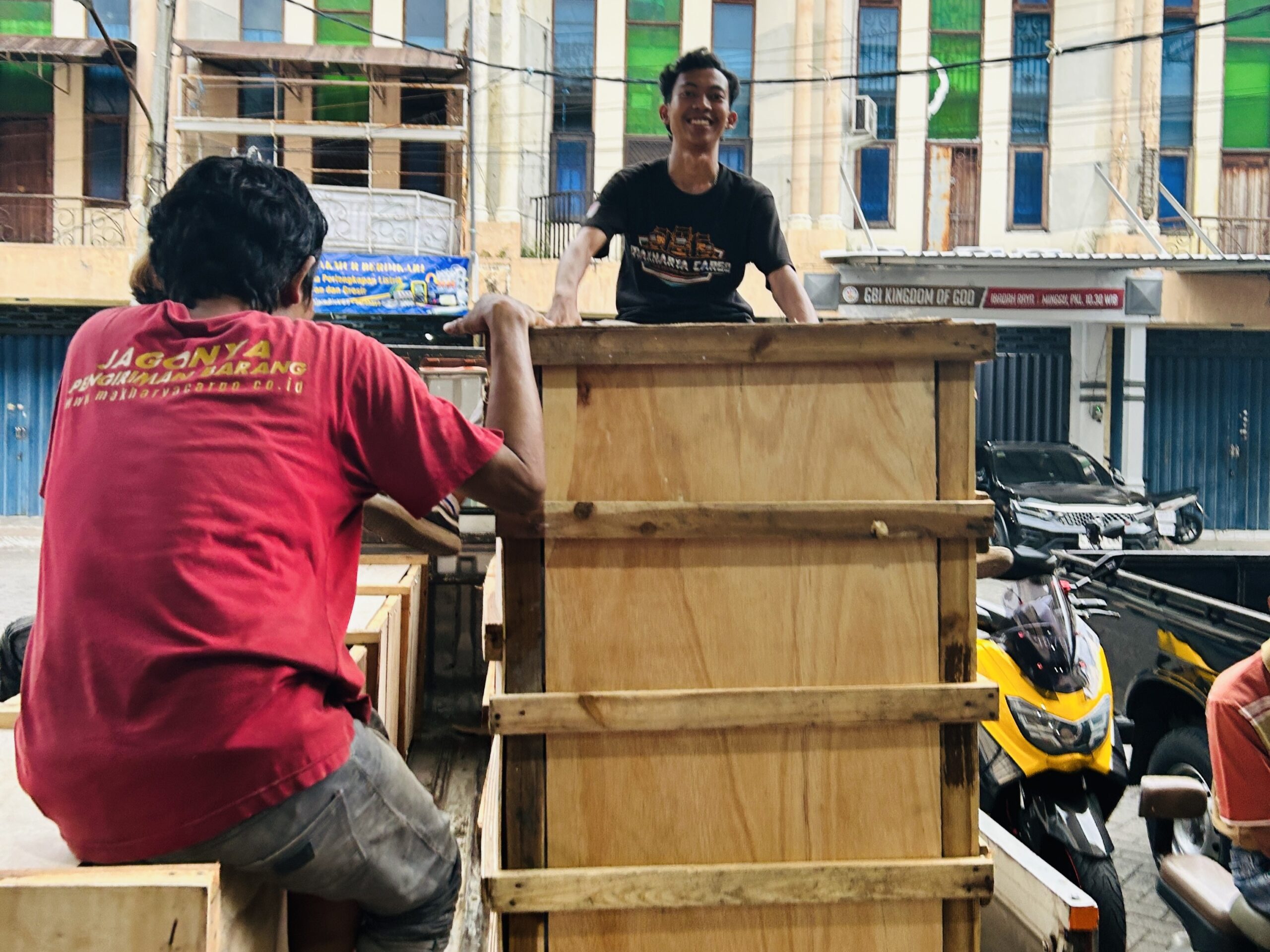 Biaya kirim barang ringan tapi besar (volume) ke Manado